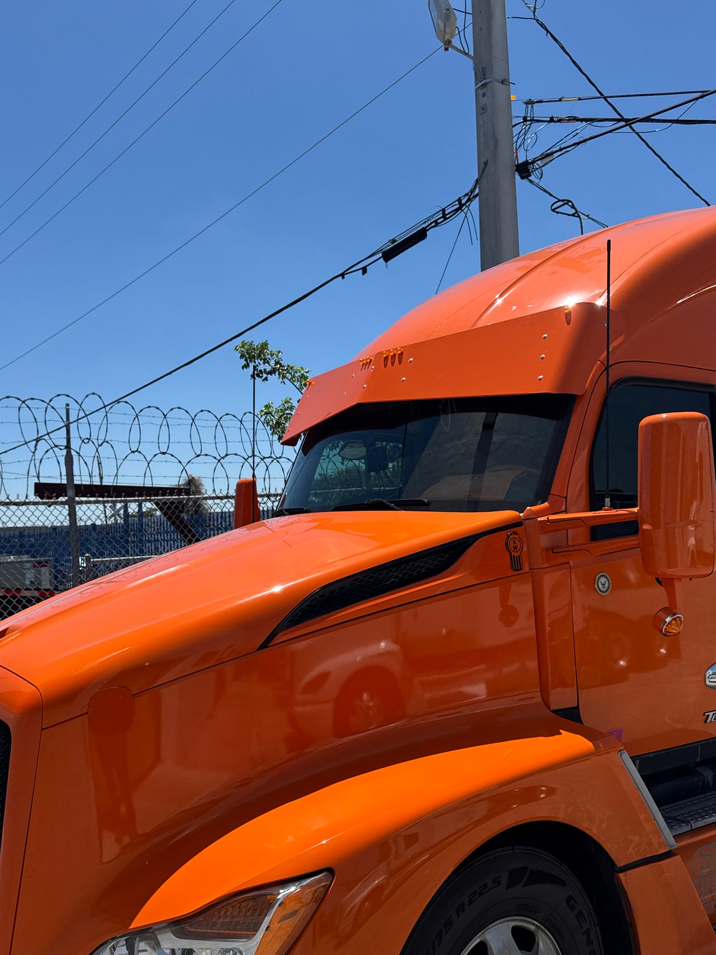 Visera tipo Bowtie para Kenworth T680 con 8 luces LED de 3/4"