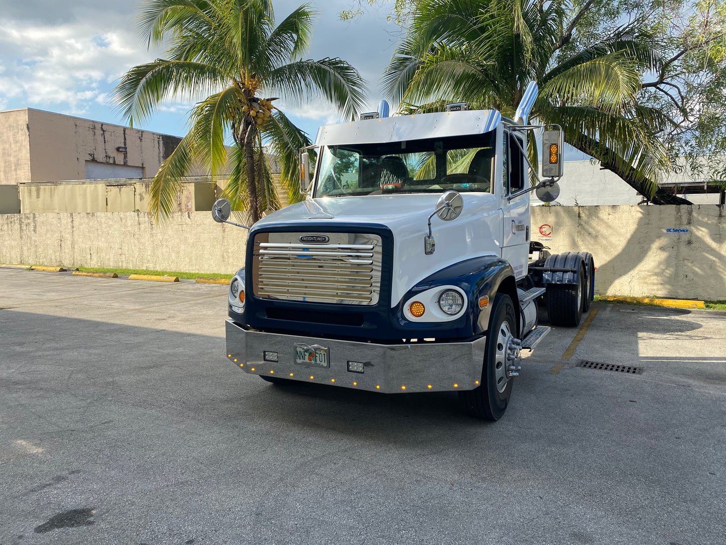 Freightliner FLD112 Paragolpes de 16" con 13 LED y 2 faros antiniebla