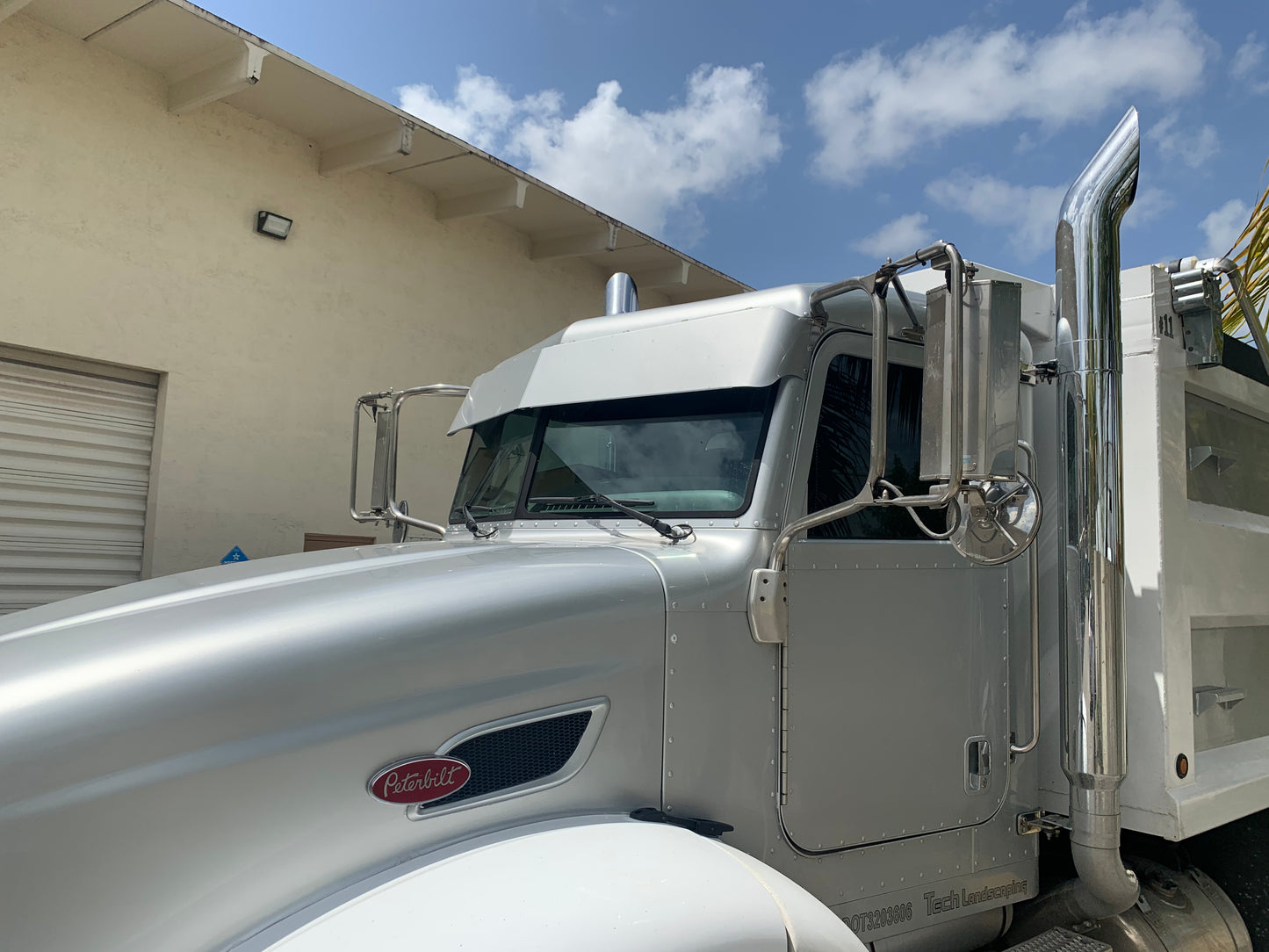 Visera recta lisa de 11" de la serie 300 de Peterbilt