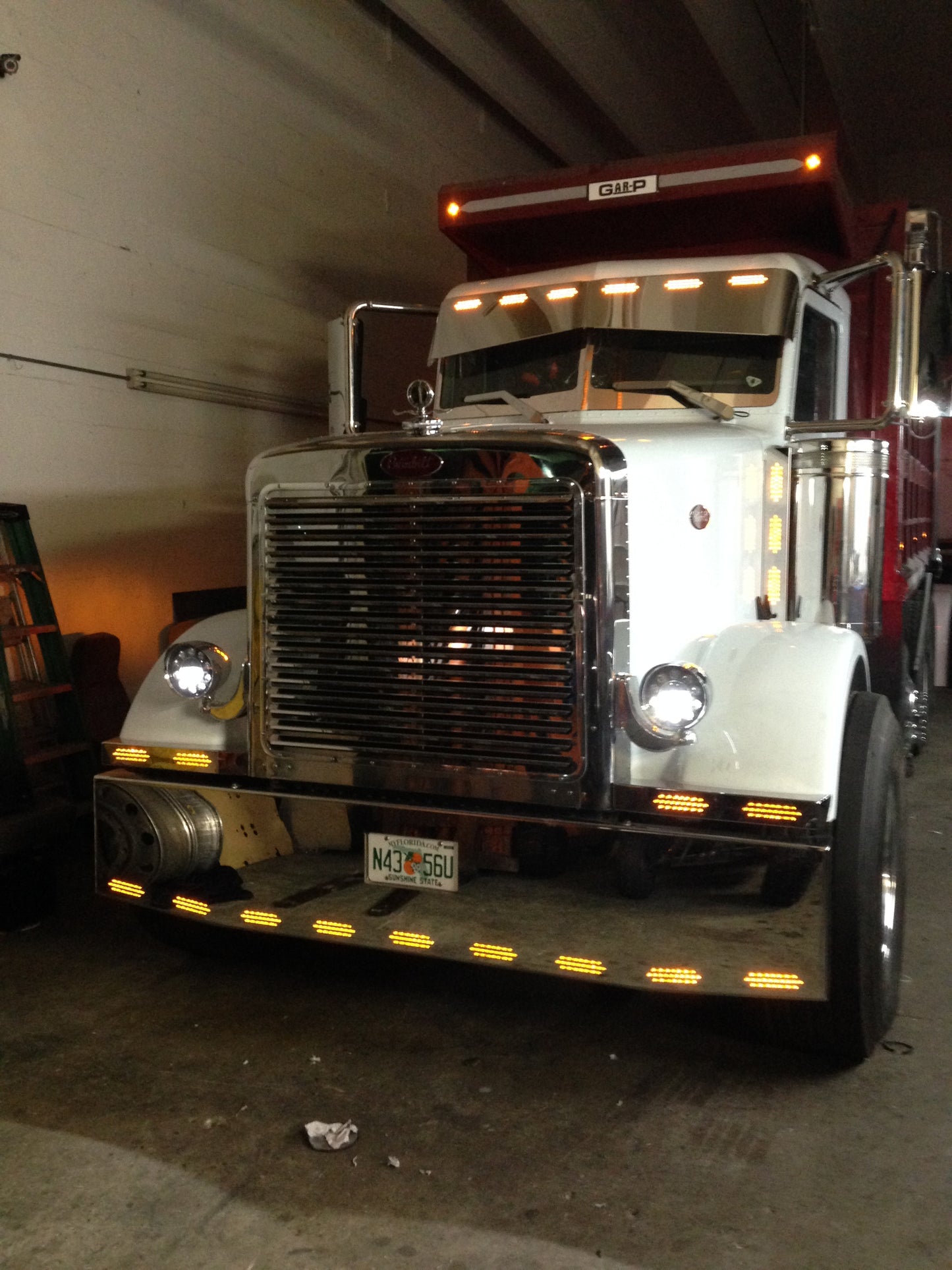 Parachoques Peterbilt 379 y 389 con 9 LED ocultos (3 líneas)
