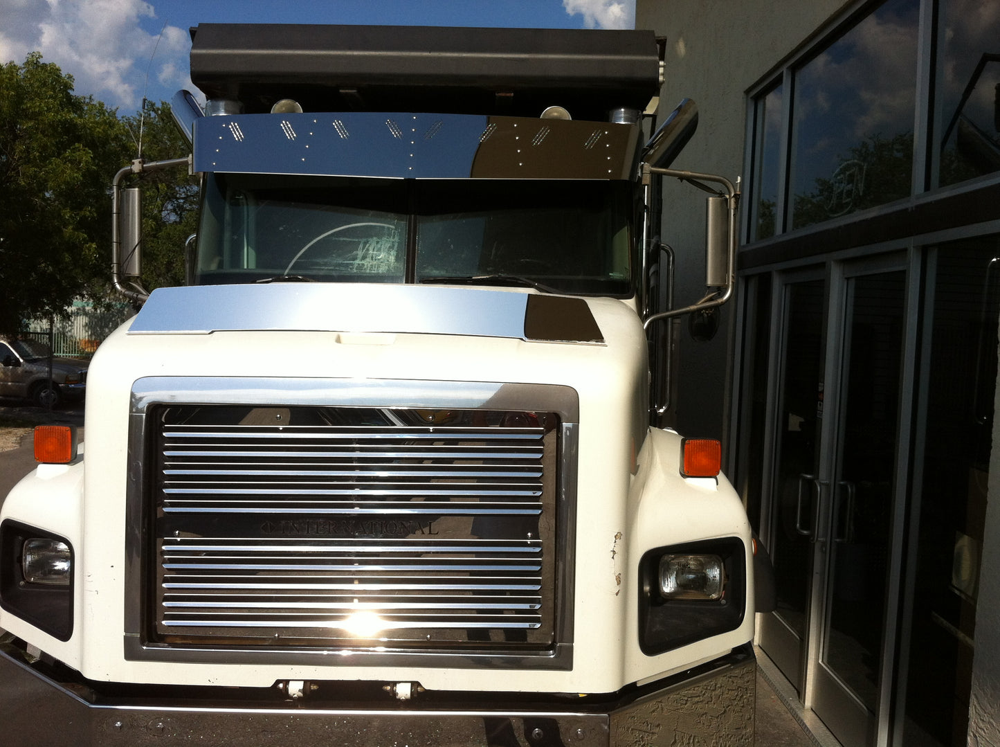 Visera International Navistar 5000 con LED ocultos en 3 líneas