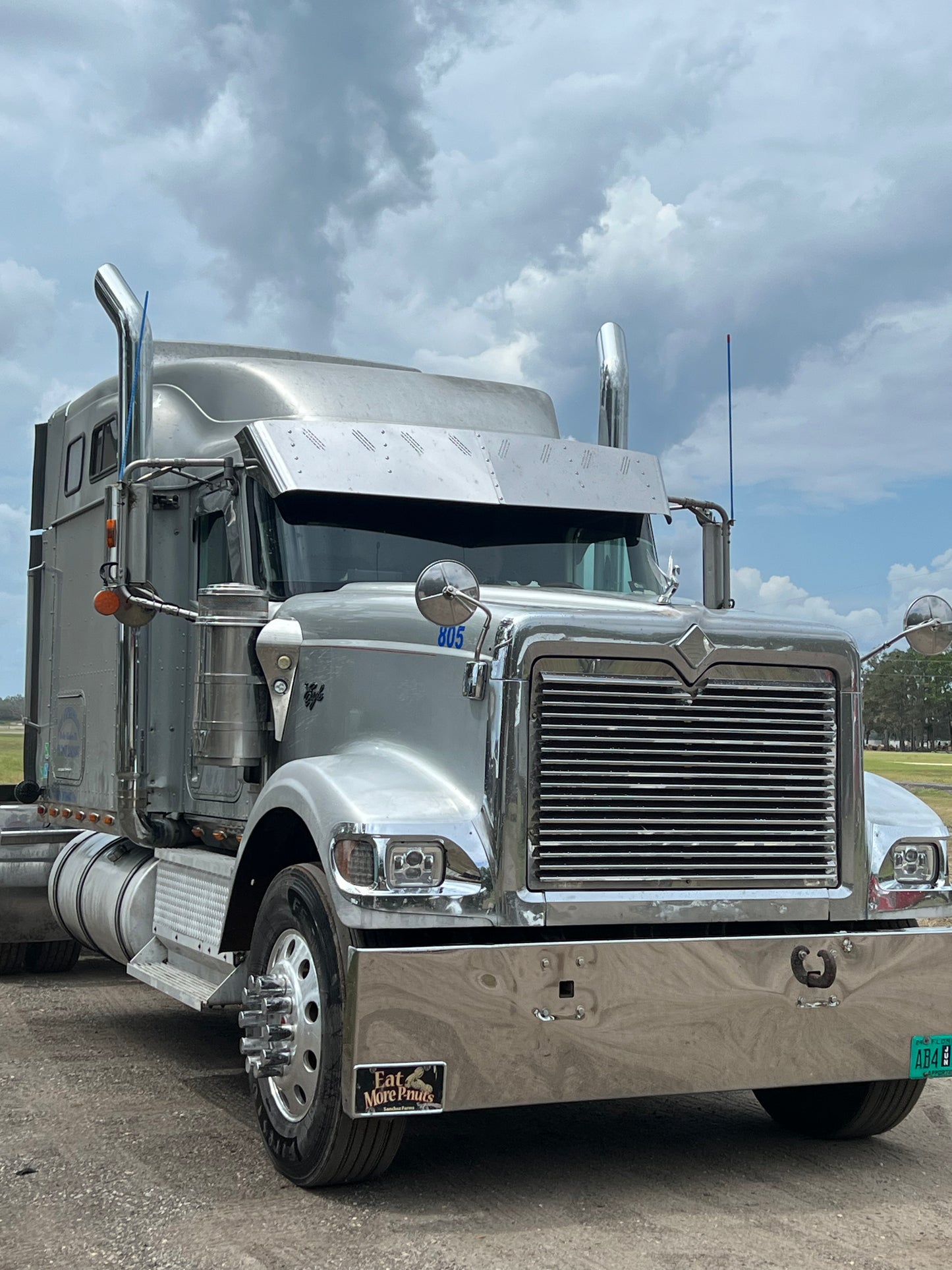 Visera en forma de V de 17 1/4" International 9900 con 8 luces ocultas (3 líneas en ángulo)