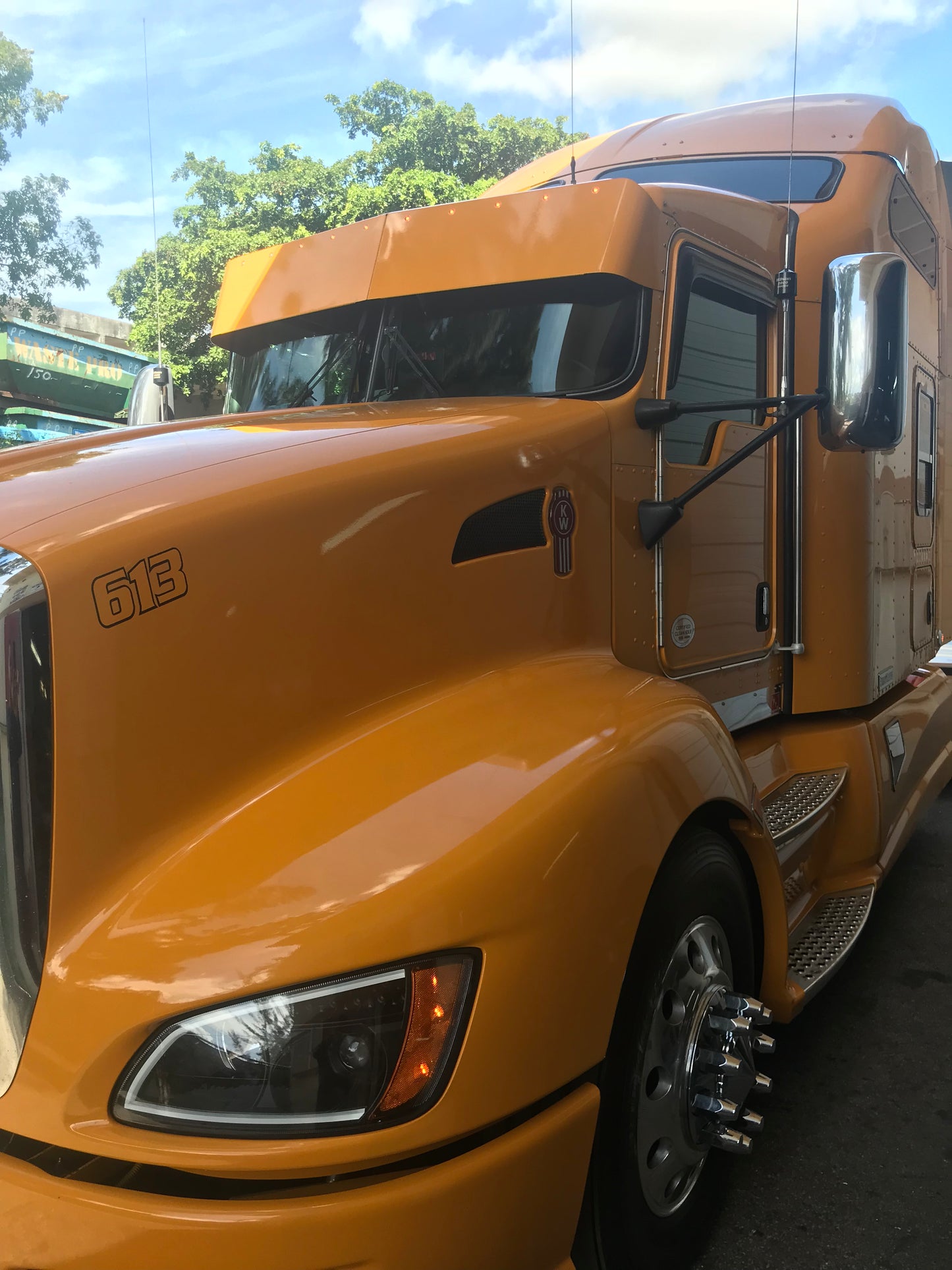 Visera recta Kenworth de 13" para pintar con LED de 10 3/4"
