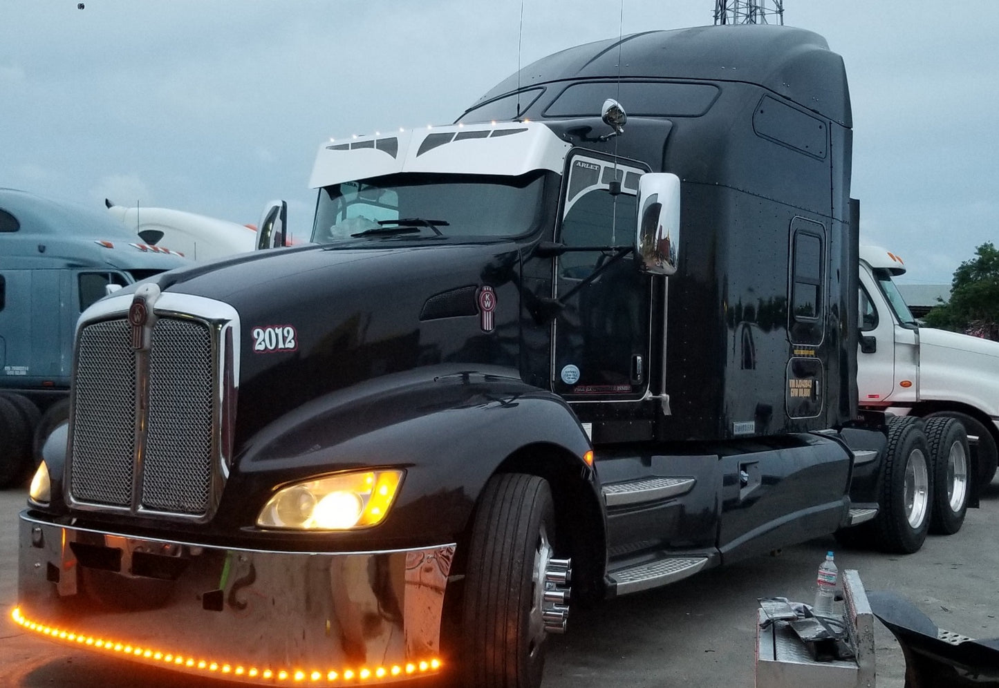 Visera Kenworth 14G Bowtie con cejas y LED de 8 3/4" en el borde
