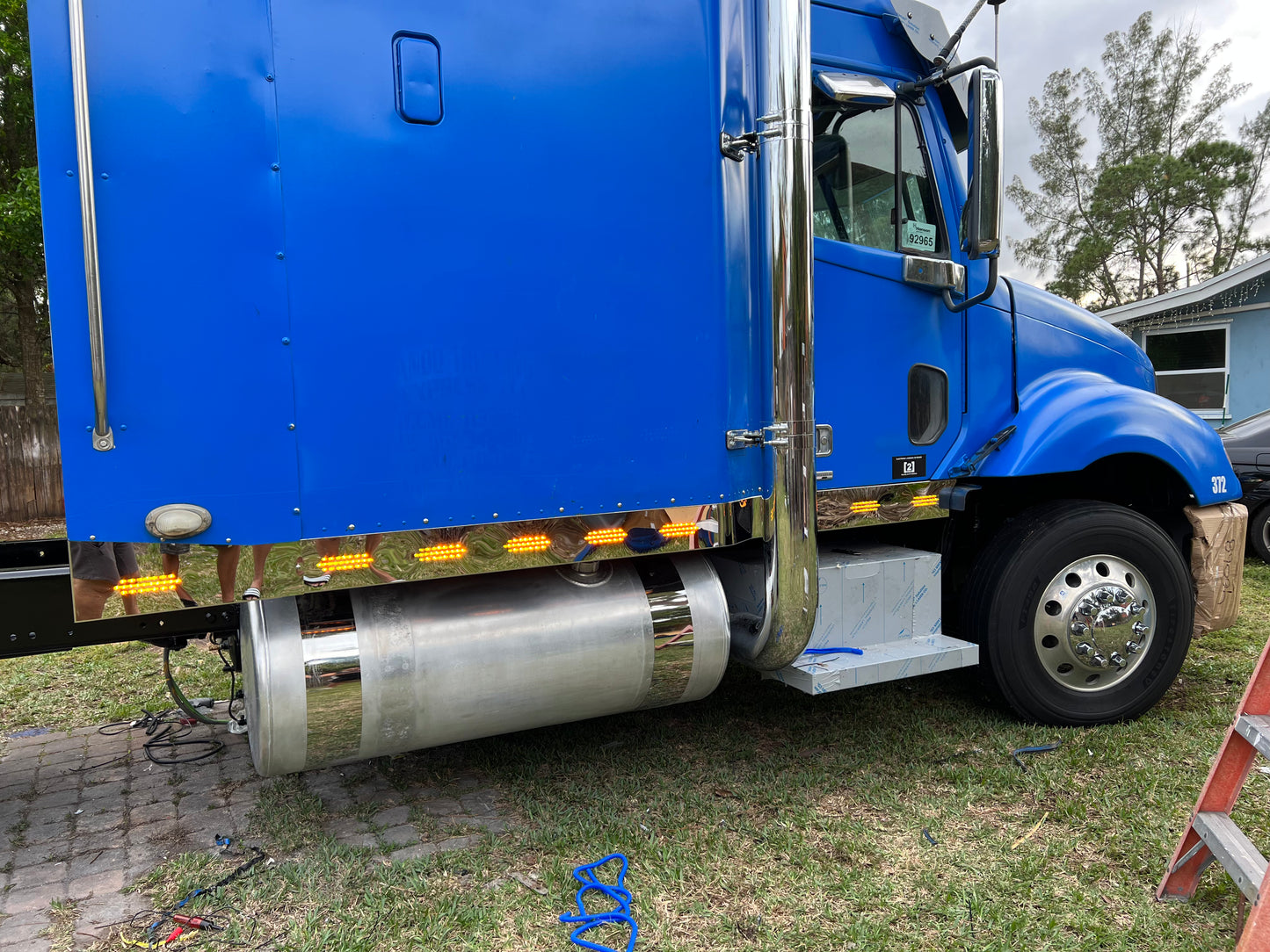 PANEL DE EXTENSIÓN FREIGHTLINER CENTURY DE ACERO INOXIDABLE CON 18 LUCES OCULTAS