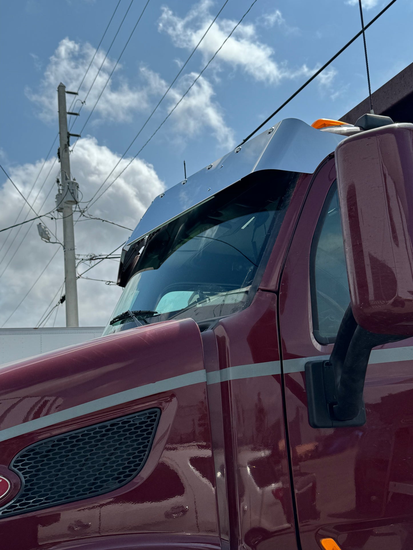 Visera Pequeña en V Peterbilt y Kenworth Day Cab de 12.5" x 10.5" con LEDs de 3/4" en el Borde