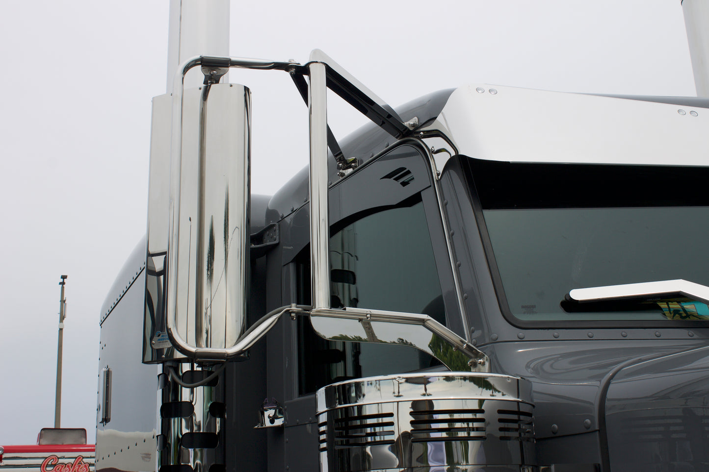Visera de una pieza "SUPREME" para Peterbilt Serie 300 con 10 LED