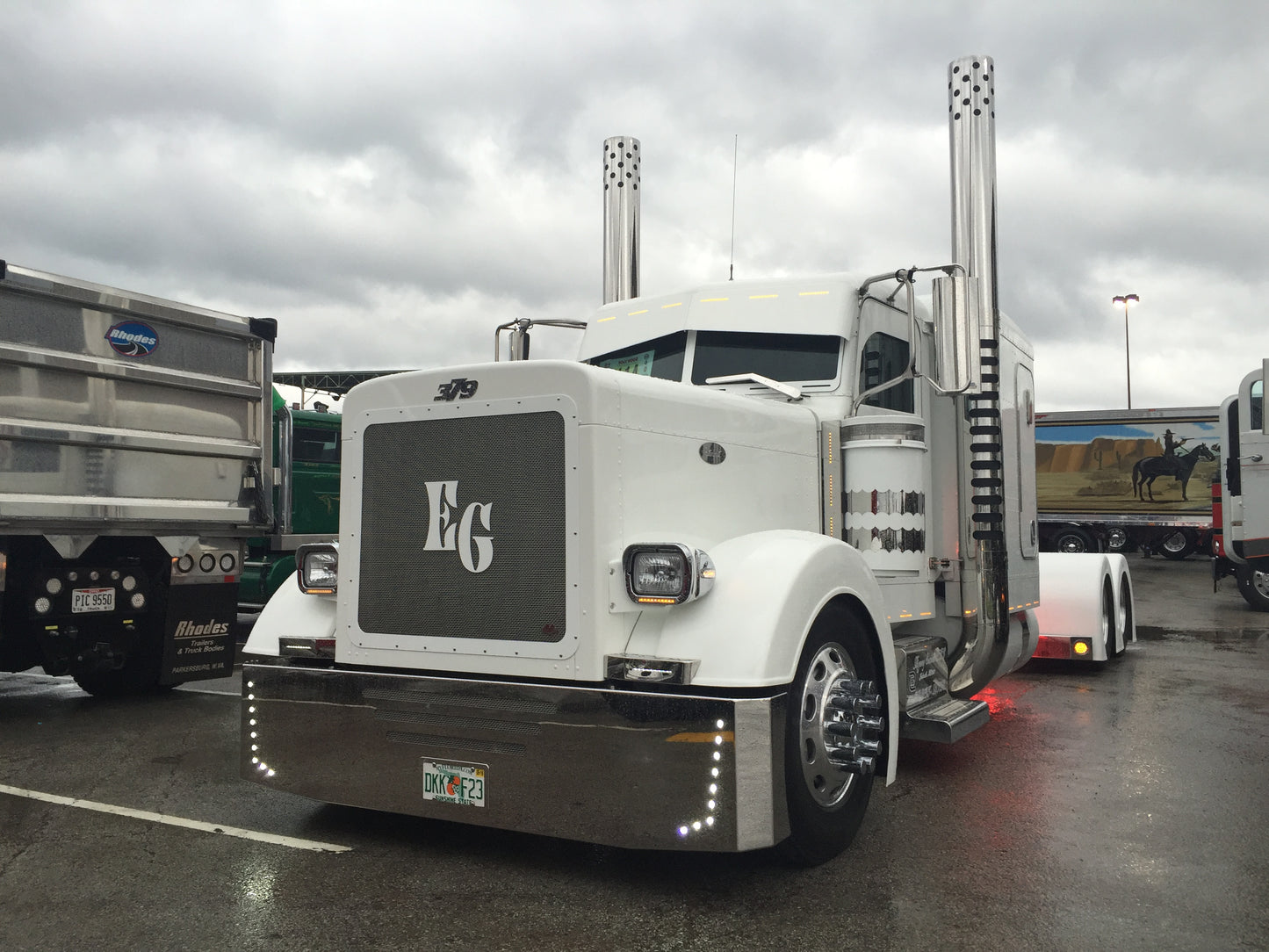 Parachoques Peterbilt 379 y 389 de 20" x 18" con 18 LED (estilo bastón)