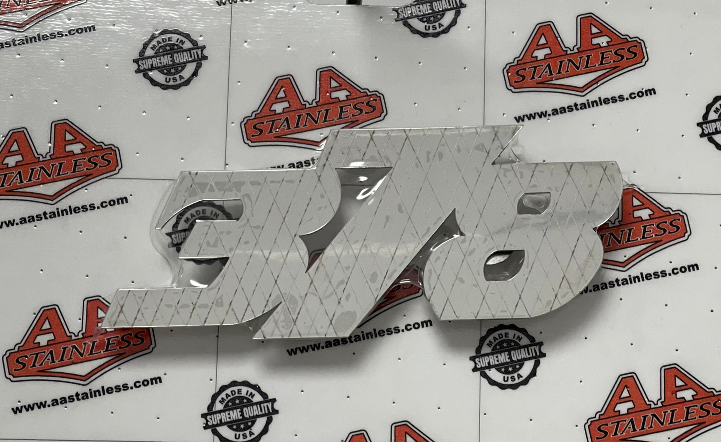 LOGOTIPO DE CAPÓ CON DISEÑO DIAMANTE PETERBILT 378