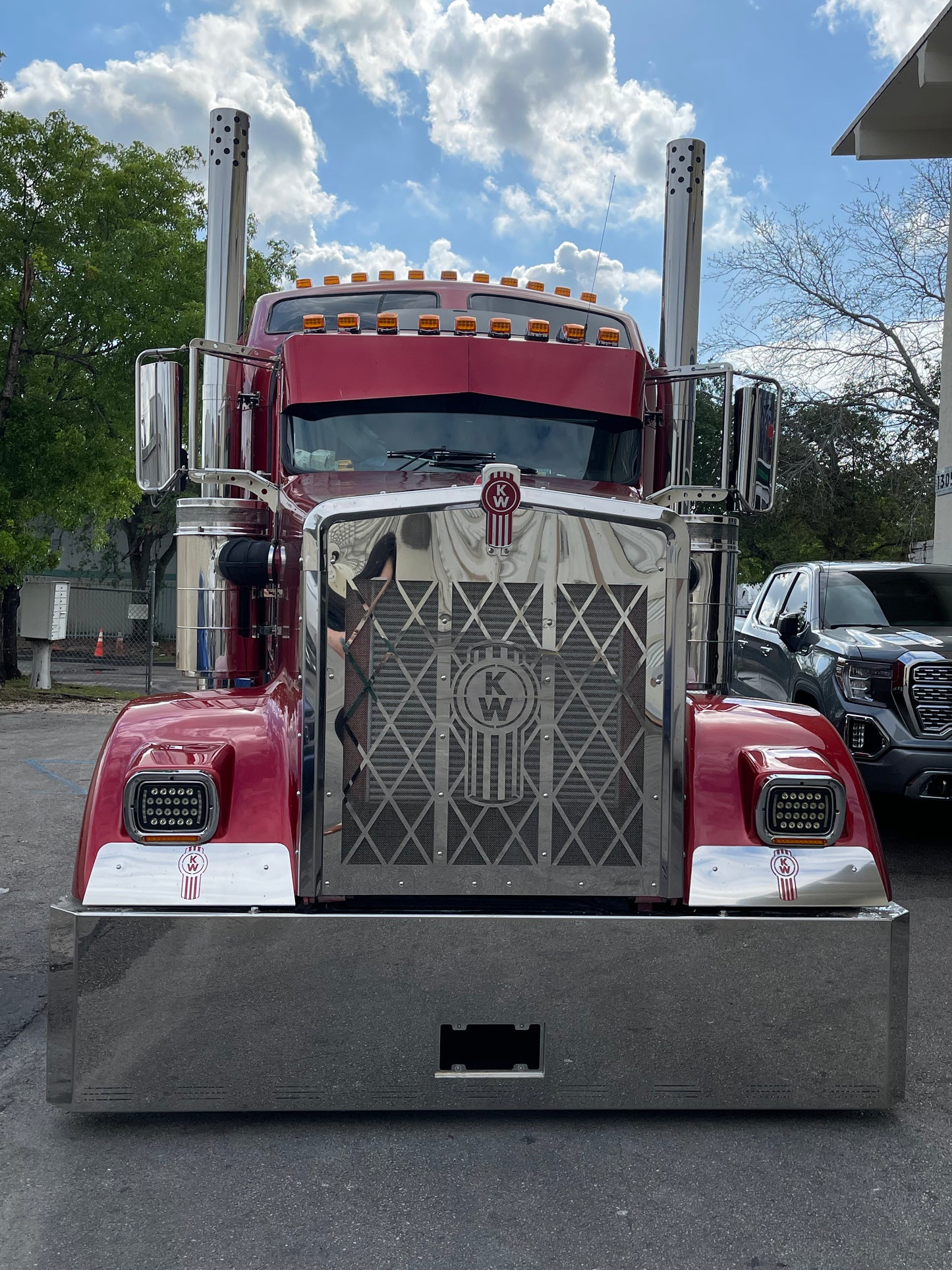 SALPICADEROS DE ACERO INOXIDABLE CON EL LOGOTIPO DE KENWORTH TROQUELADO