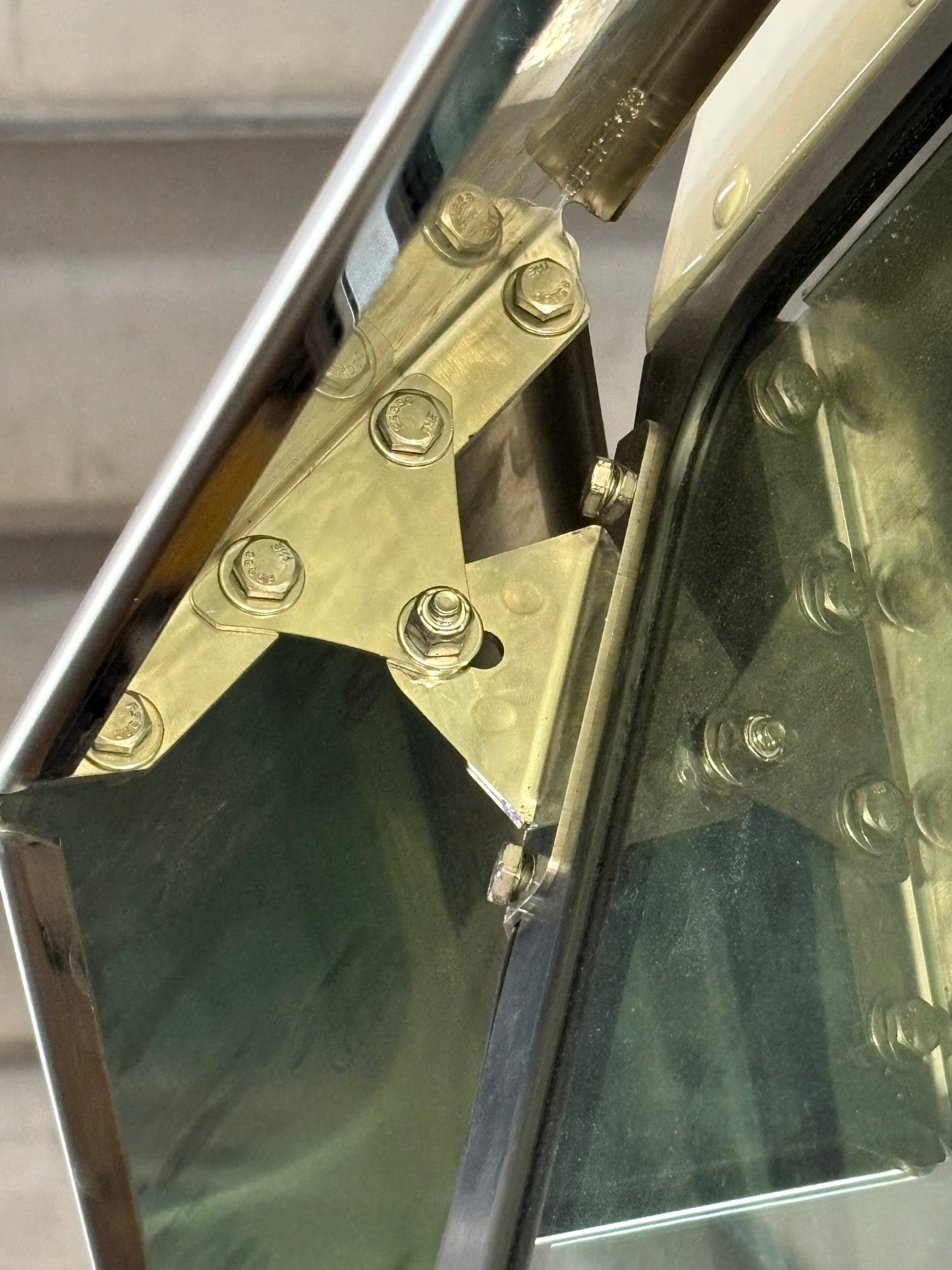 Visera Peterbilt de 9.5" a 6.5" con diseño de "corbatín" de acero inoxidable con acabado de espejo