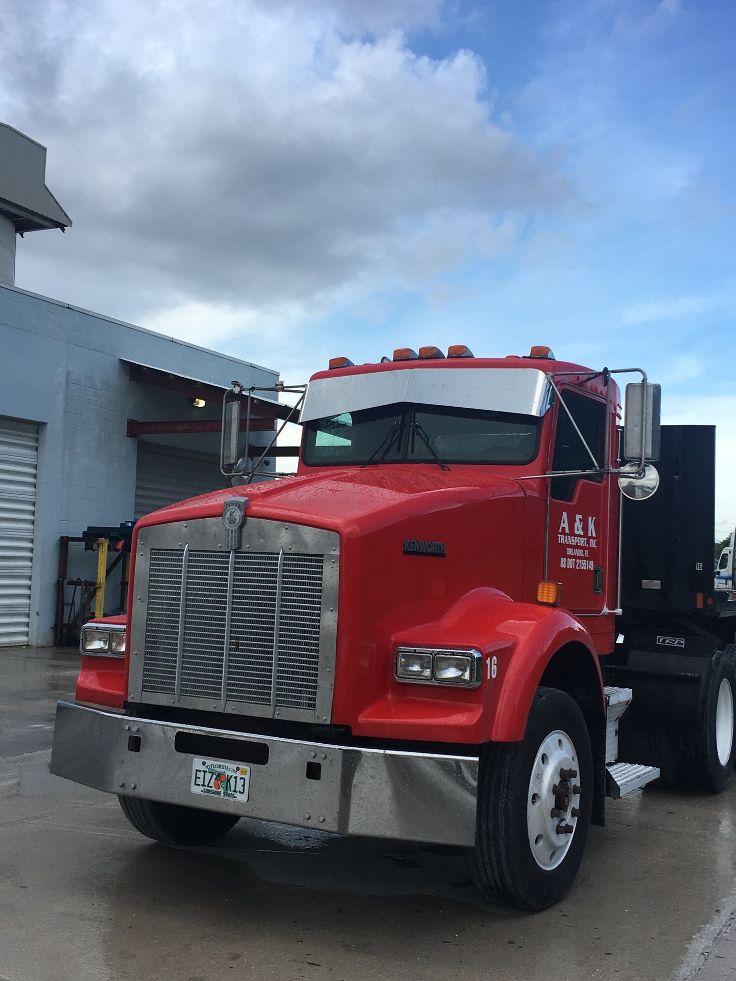 Visera Kenworth "Bowtie" para parabrisas plano (montaje de espejo original)