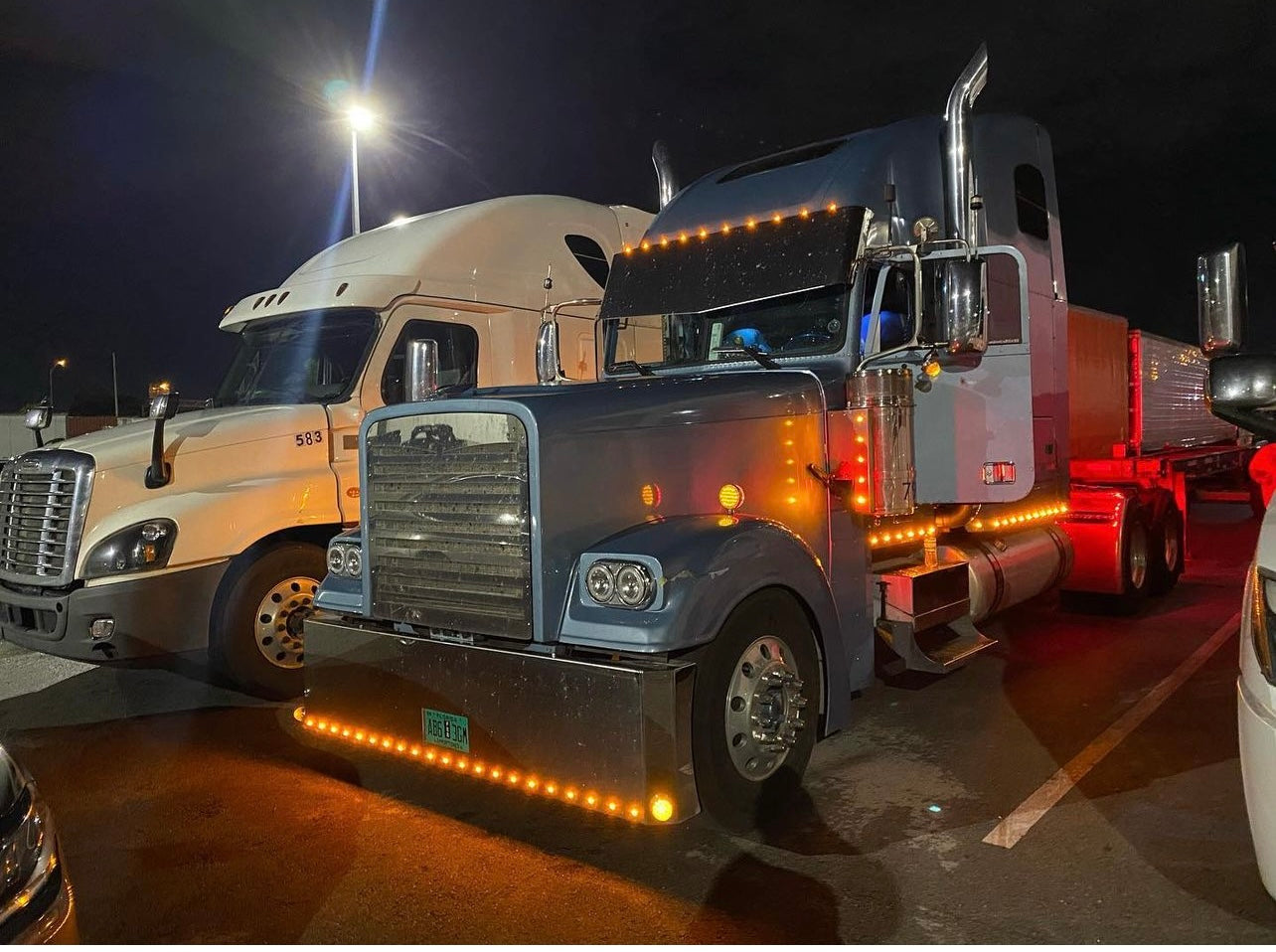 Visera en V de una pieza Freightliner Classic de 20.5" X 19" con 10 LED