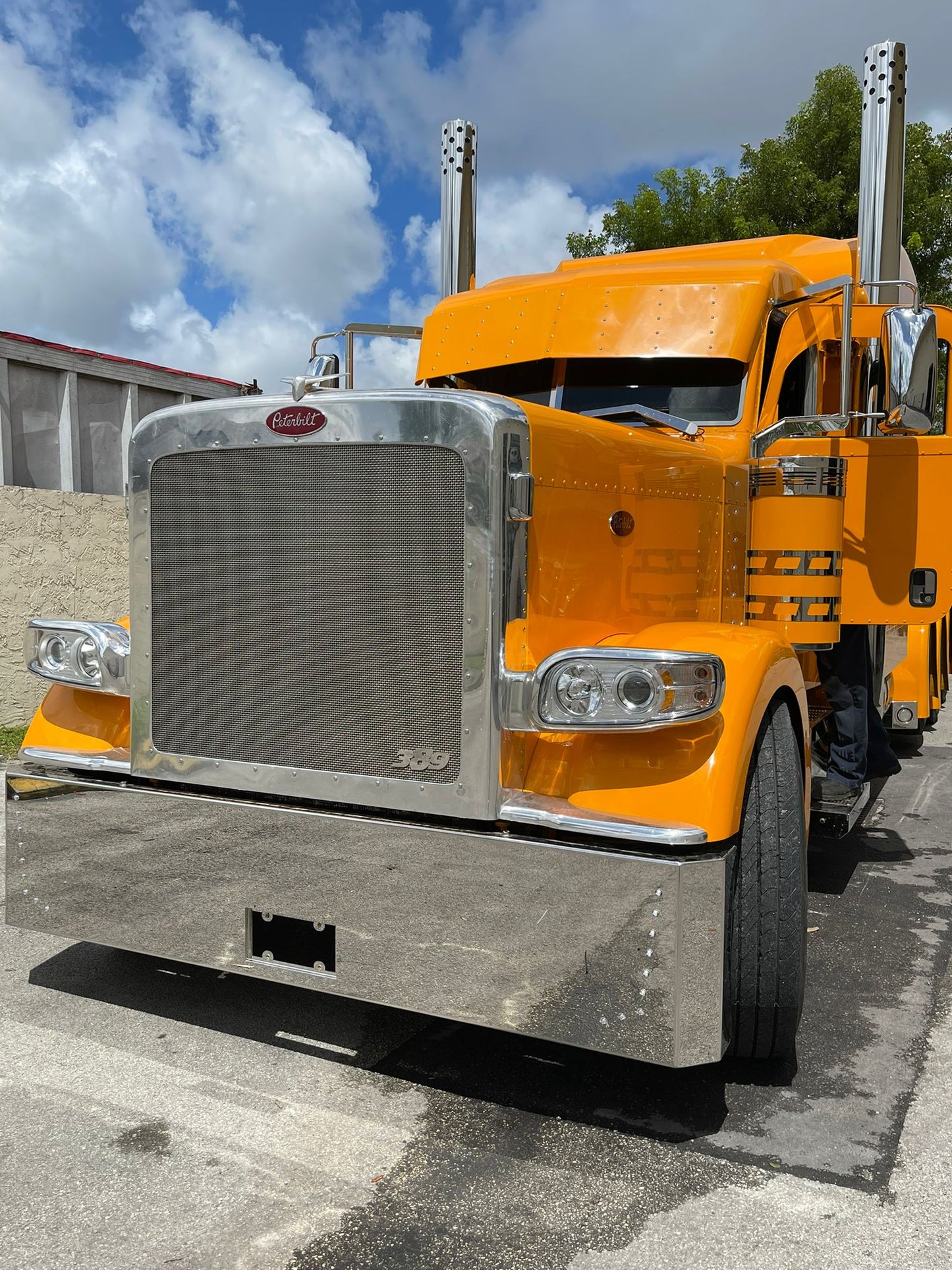 Parachoques estilo caña Peterbilt 379 y 389 con 18 LED