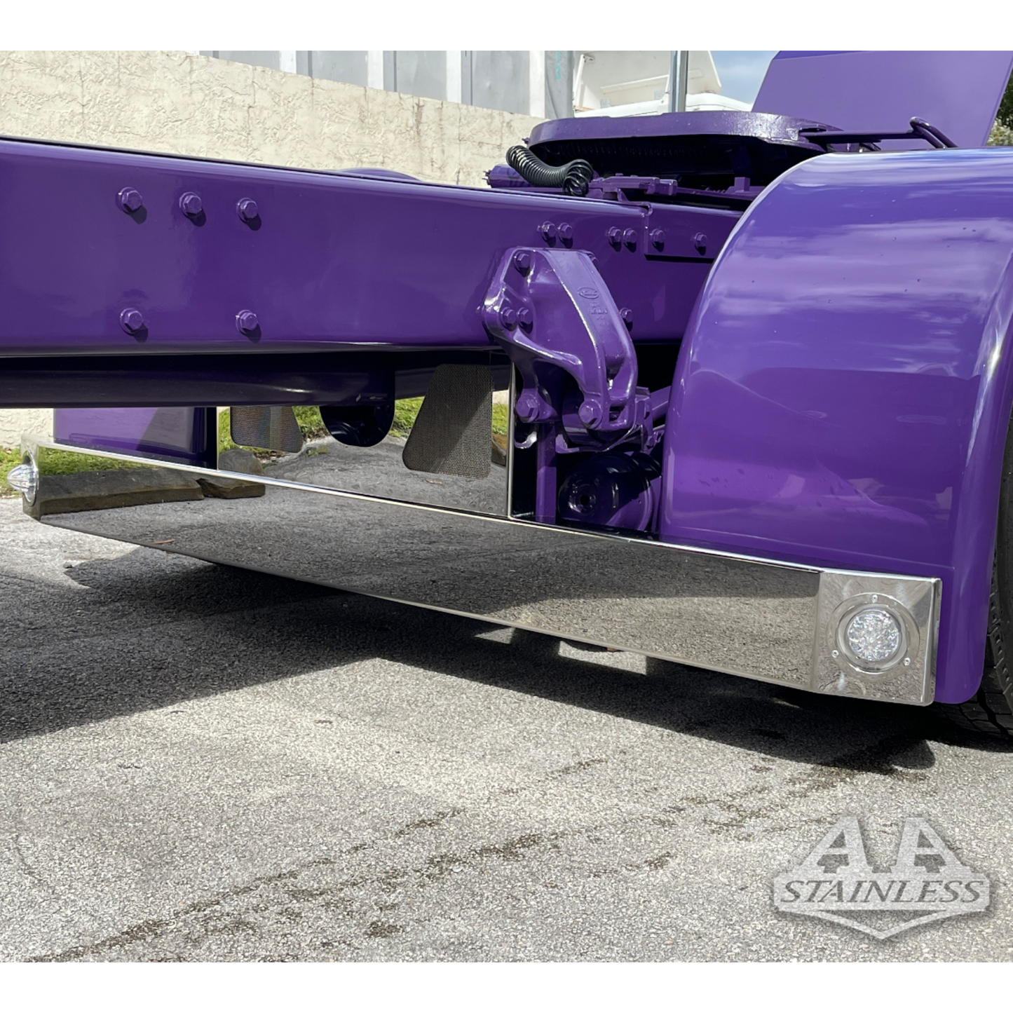 PARAGOLPES DELANTERO UNIVERSAL TIPO T CON 2 LUCES DE SANDÍA Y BISELES - FREIGHTLINER