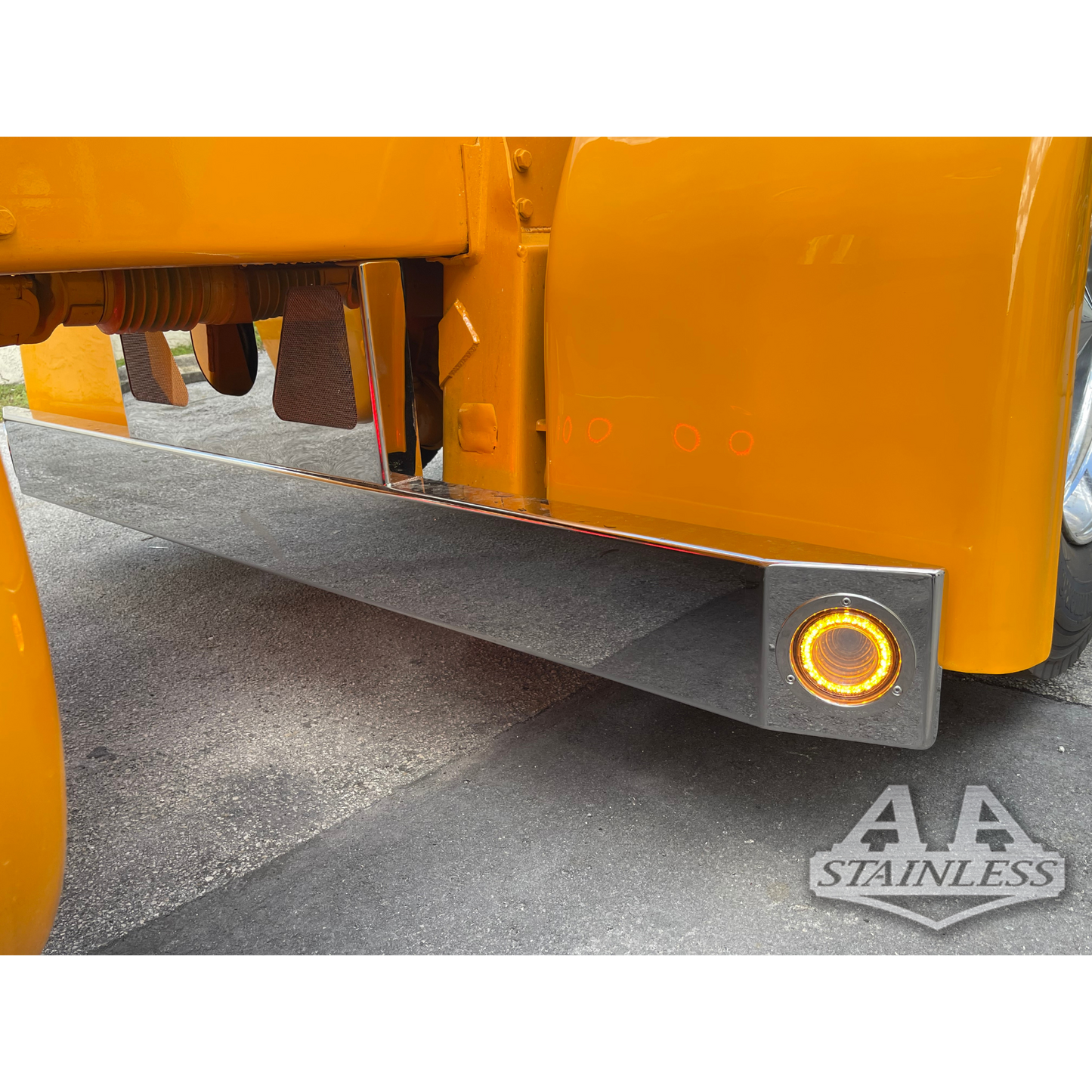 PARACHOQUES EN T UNIVERSAL DELANTERO 2 HUECOS PARA LUCES 4" - FREIGHTLINER
