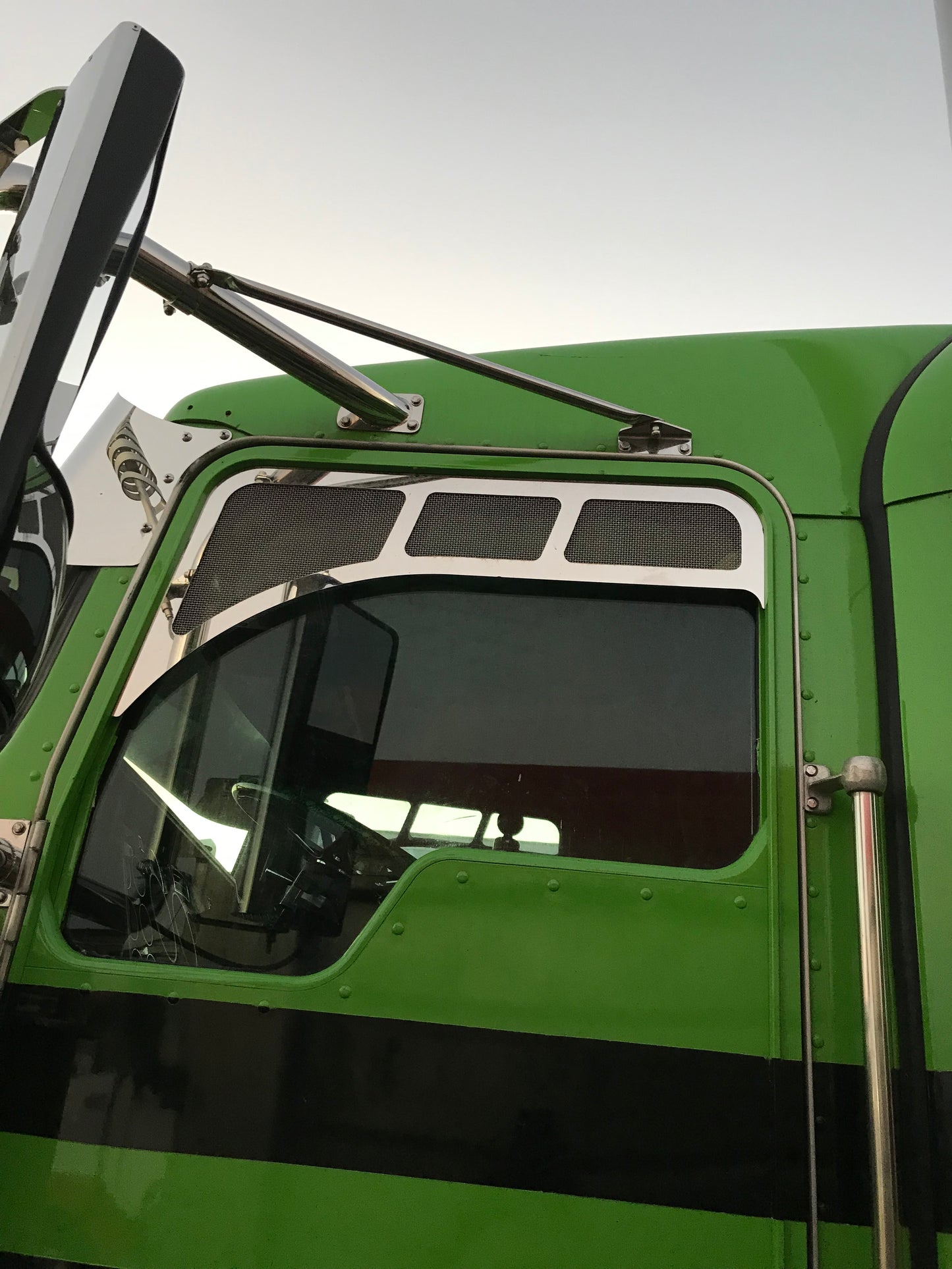 Kenworth Chop top con curva delantera y recortes de malla