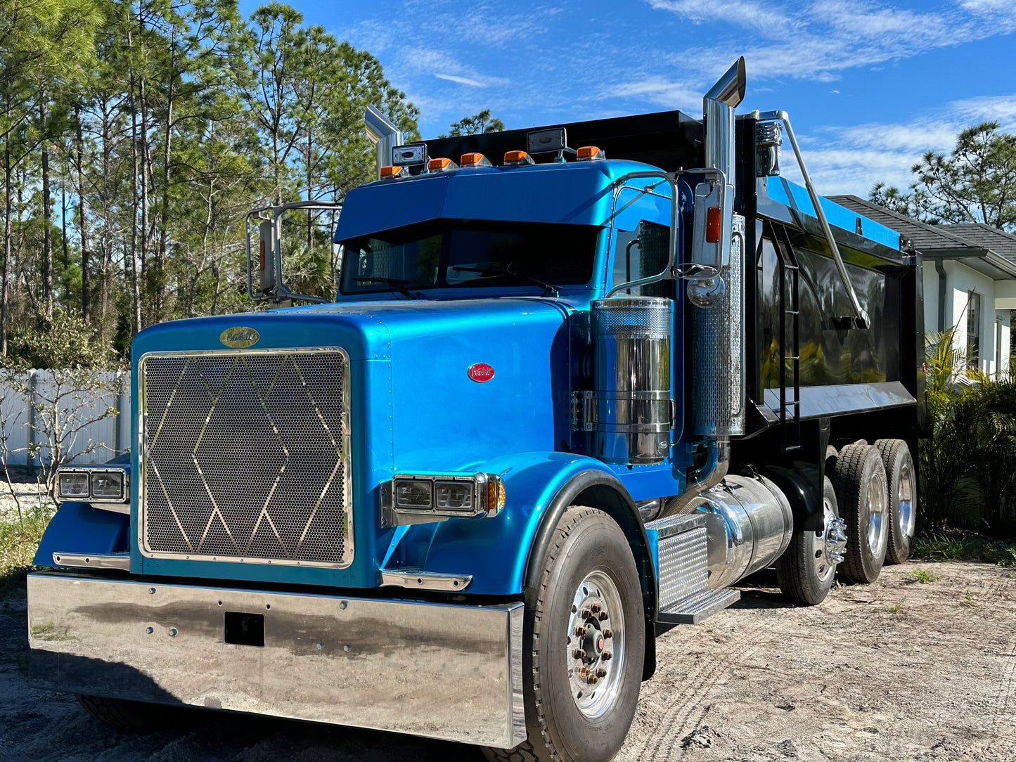 Parrilla de acero inoxidable perforado Peterbilt 379 Short Hood Triple Diamond