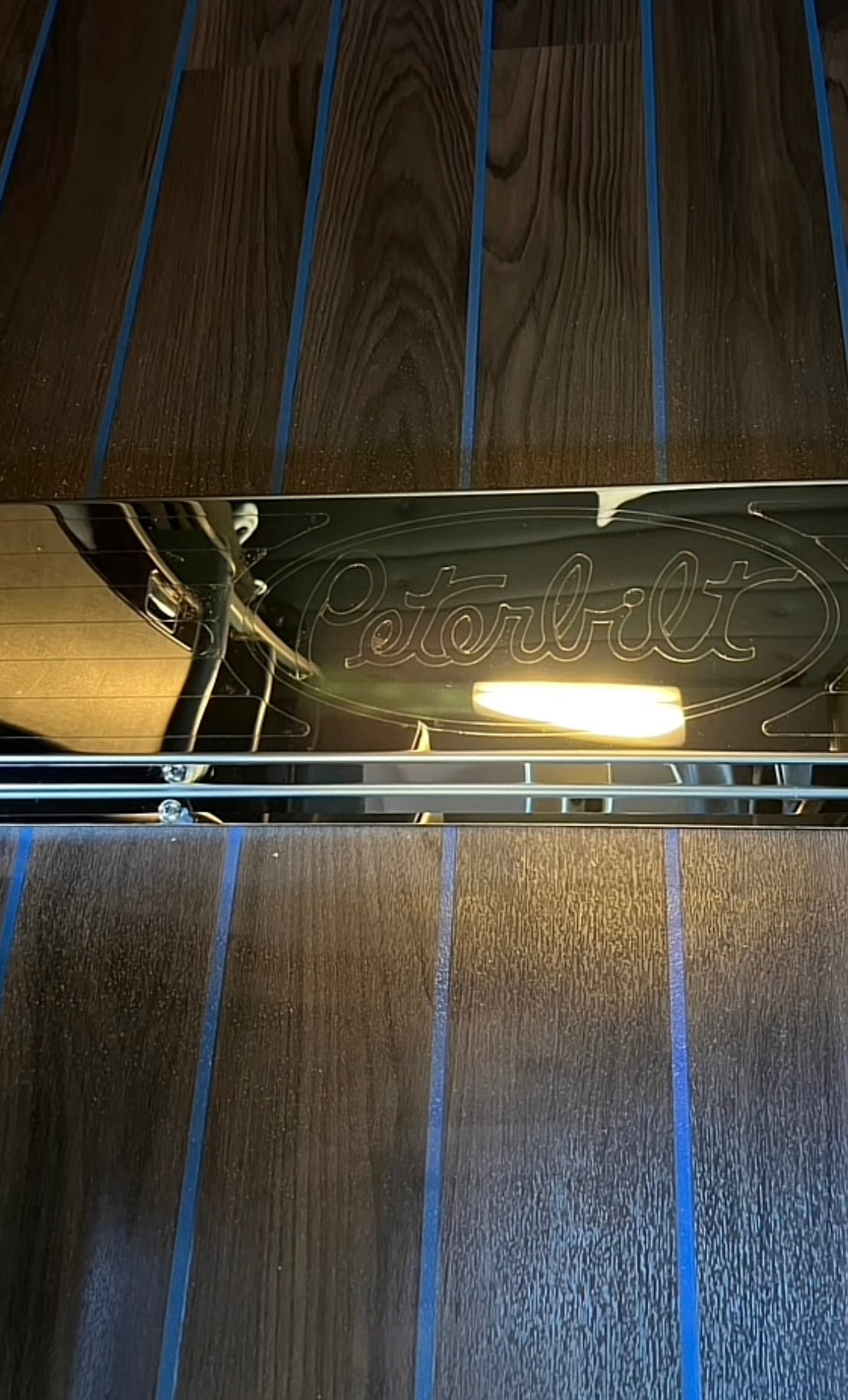 BARRA DE TRANSICIÓN CON LOGOTIPO PETERBILT