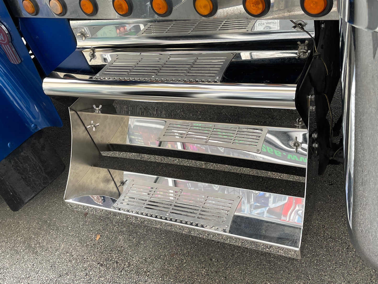 CAJAS DE HERRAMIENTAS Y TAPAS DE BATERÍA CON PELDAÑOS 40” - KW