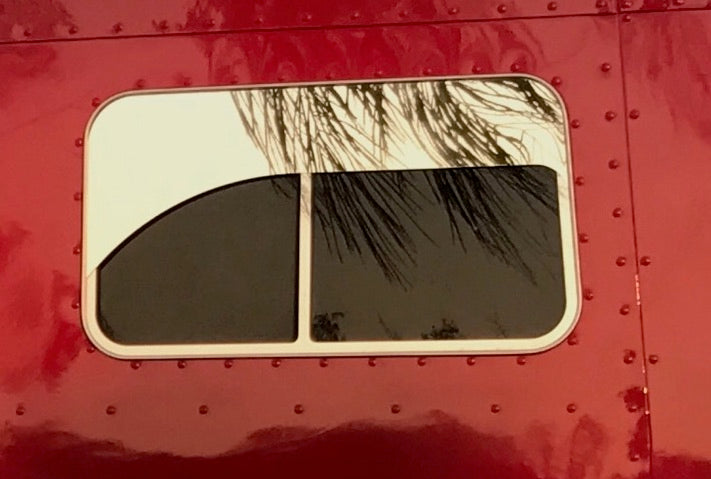 MOLDURA CURVA DE VENTANA PETERBILT PARA DORMITORIO DE 70” ACERO INOXIDABLE