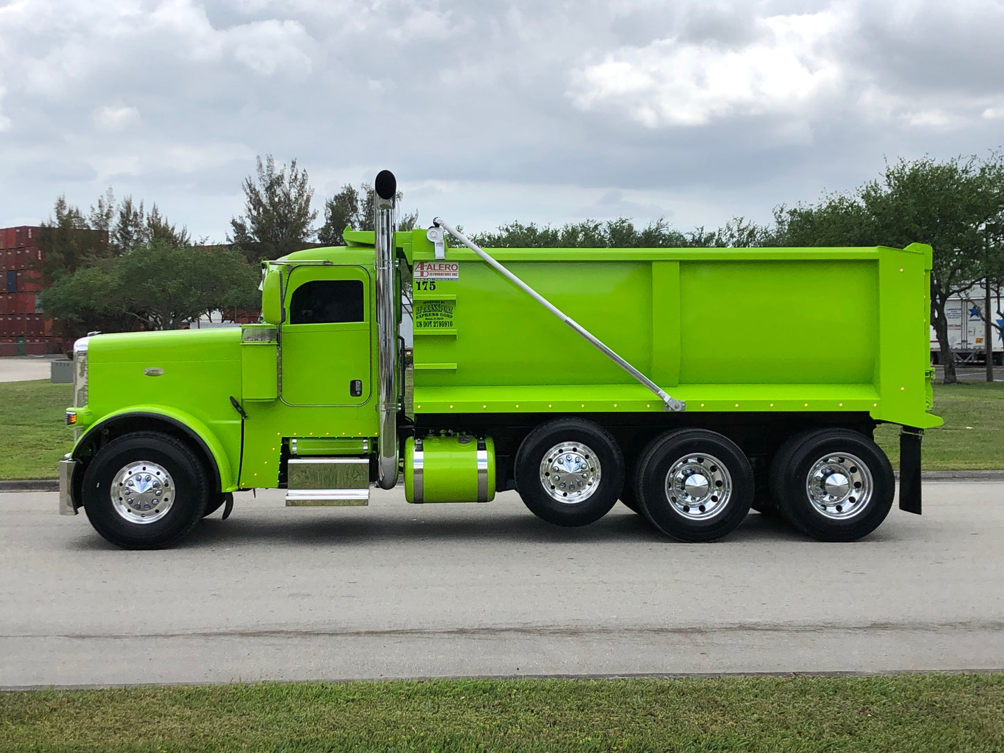 CAMIÓN VOLQUETE PETERBILT