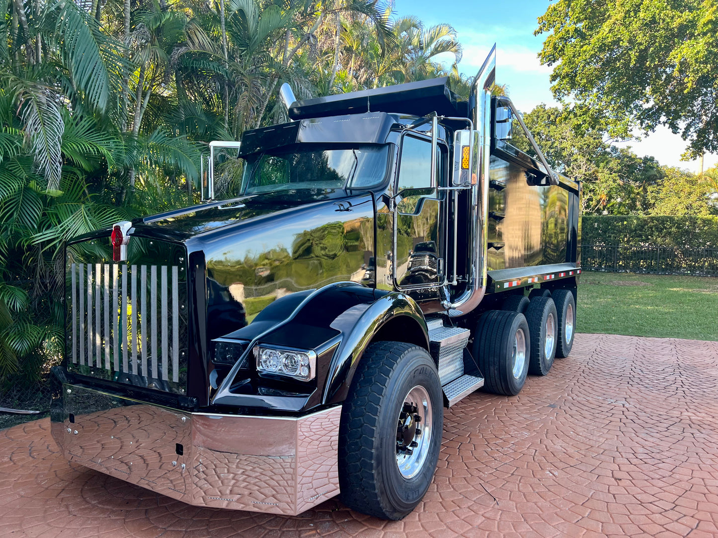 Parrilla de acero inoxidable de calibre 14 con malla y diseño de barras para Kenworth T800