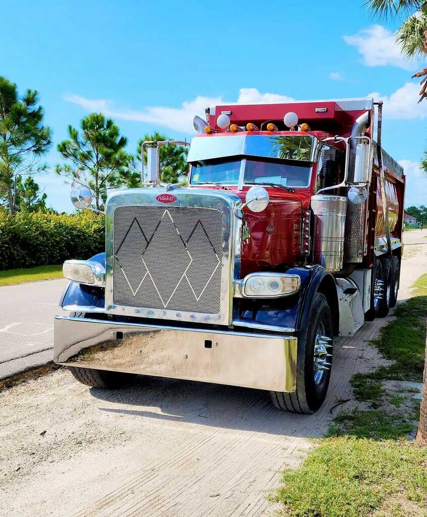 Parrilla de acero inoxidable perforada de triple diamante para Peterbilt 389 y 388