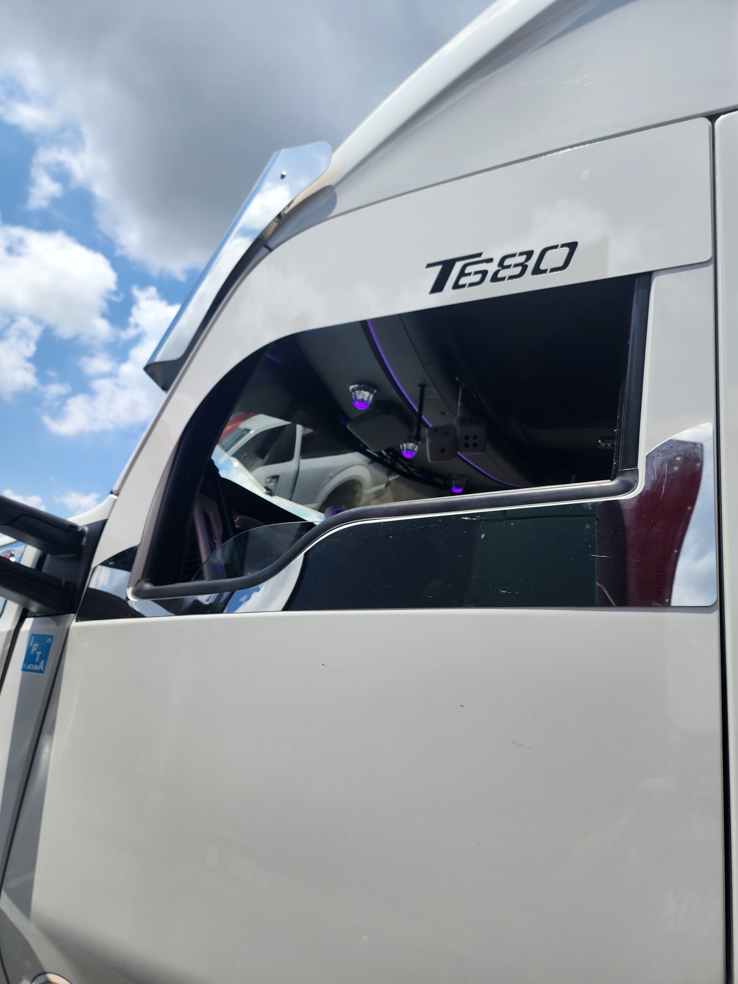 Recorte de puerta Kenworth T680