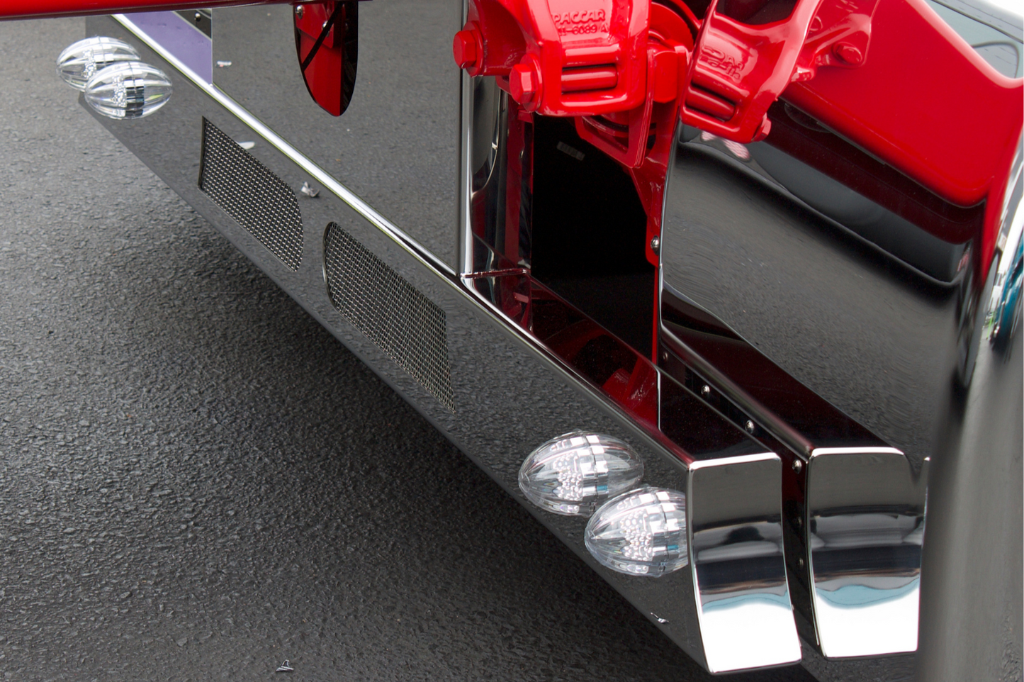 Paragolpes delantero en T Peterbilt con 4 orificios para LED, malla y esquinas arqueadas