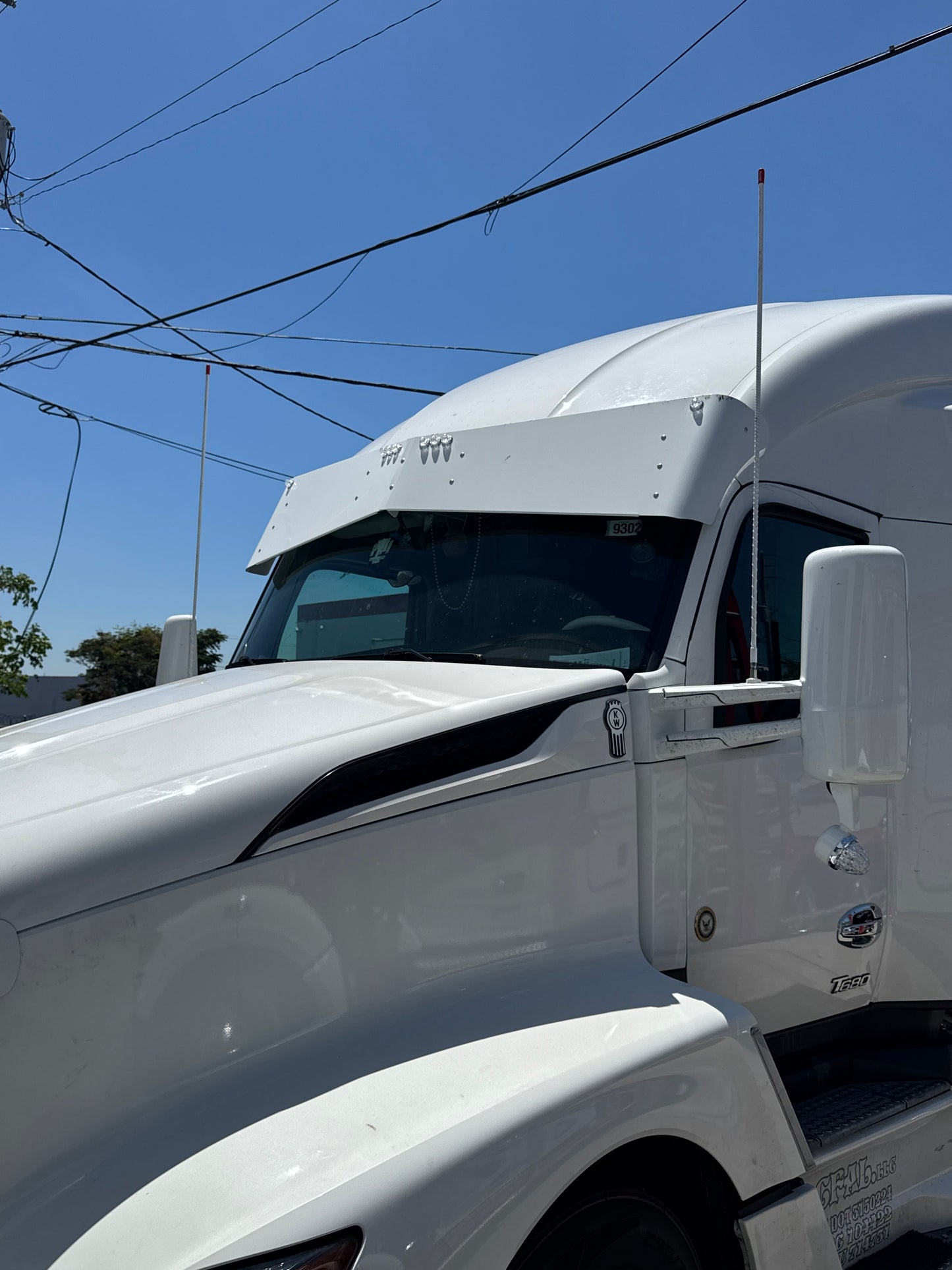 Visera tipo Bowtie para Kenworth T680 con 8 luces LED de 3/4"