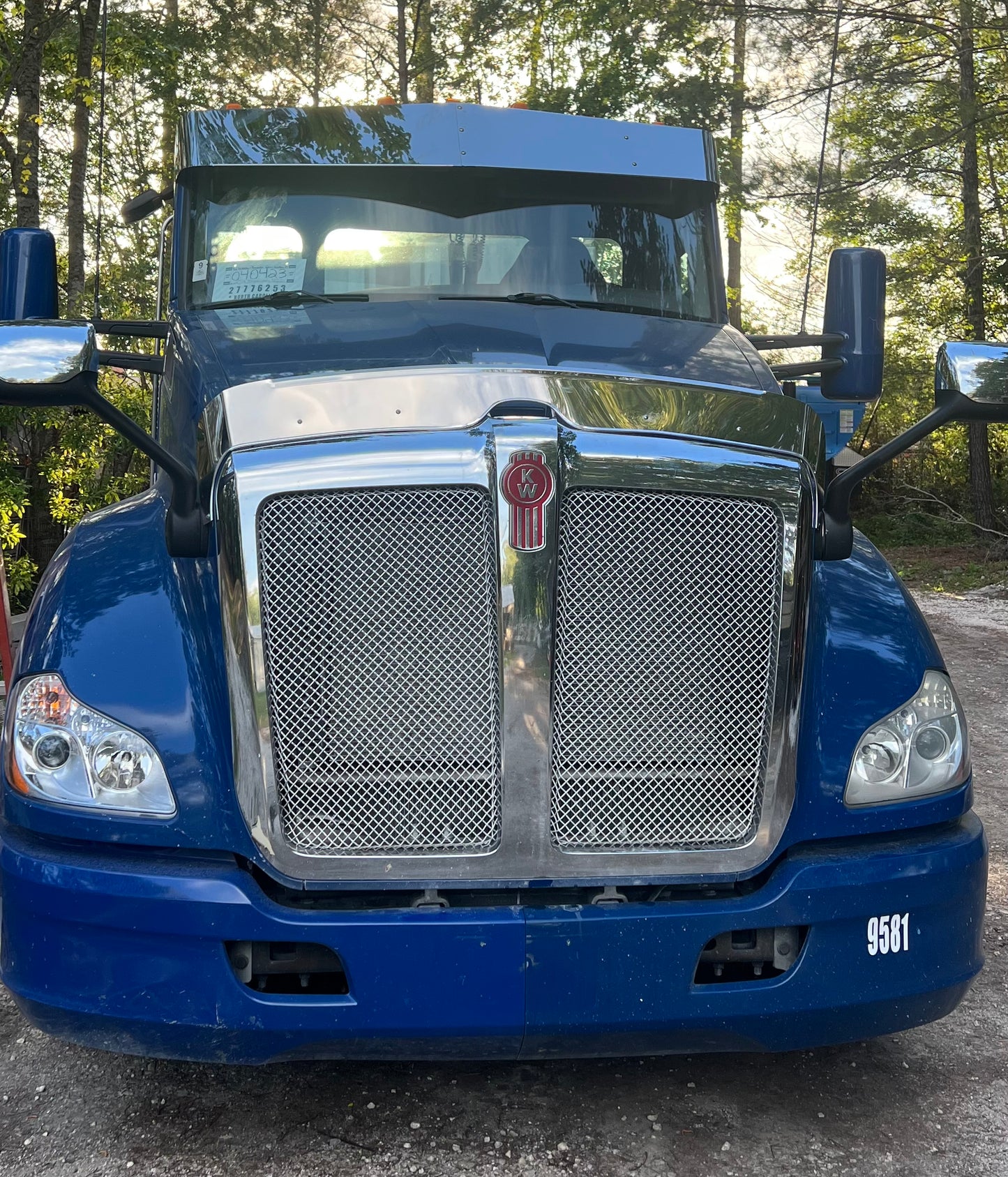 PTB (579 y 567 Day Cab), KW (T680, T880 y W990 Day Cab) Visera Pequeña en V Lisa de 12.5" x 10.5"