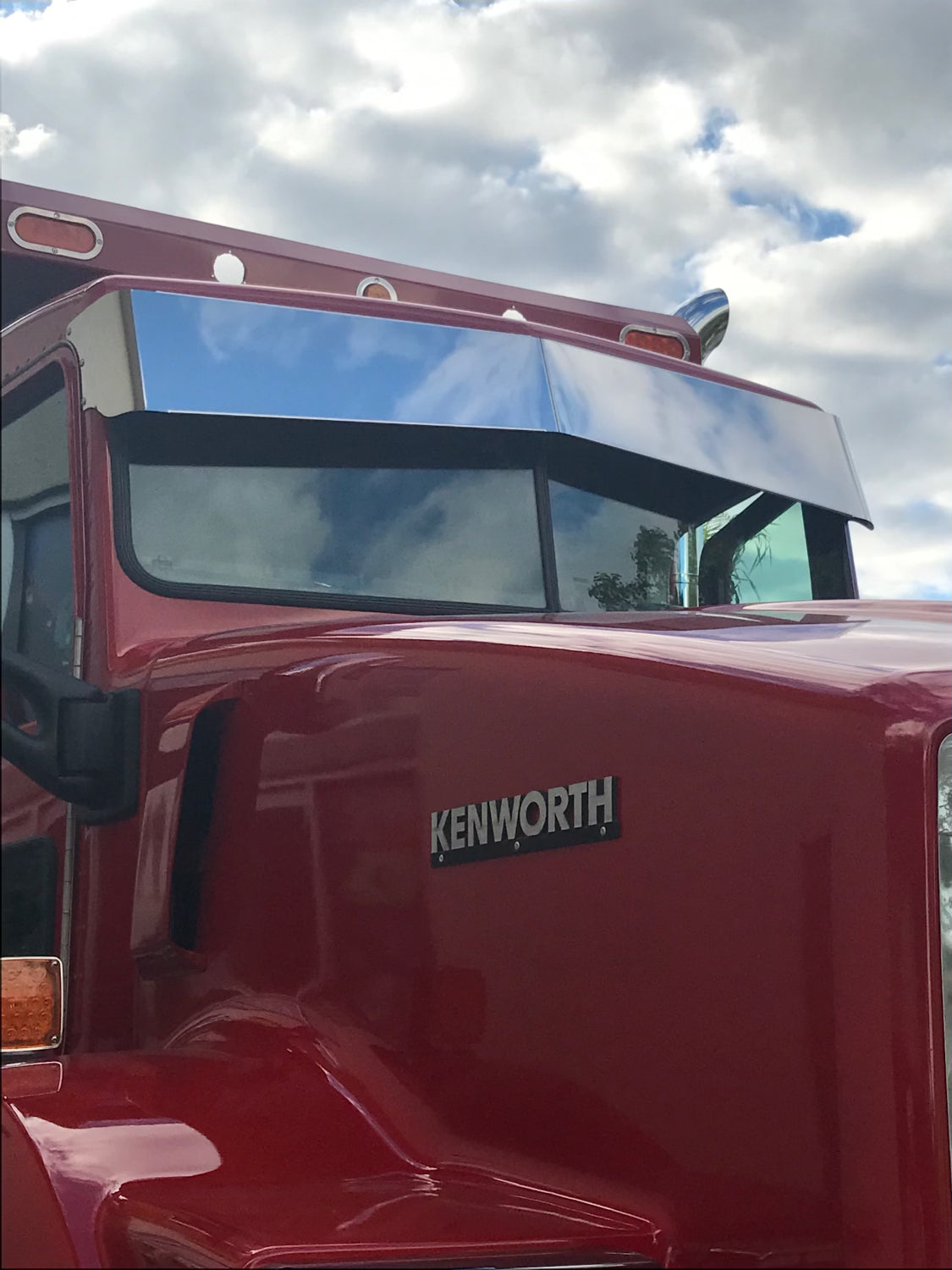 Visera con forma de corbata de moño de 12.5" a 10.5" para parabrisas plano de dos piezas Kenworth W900