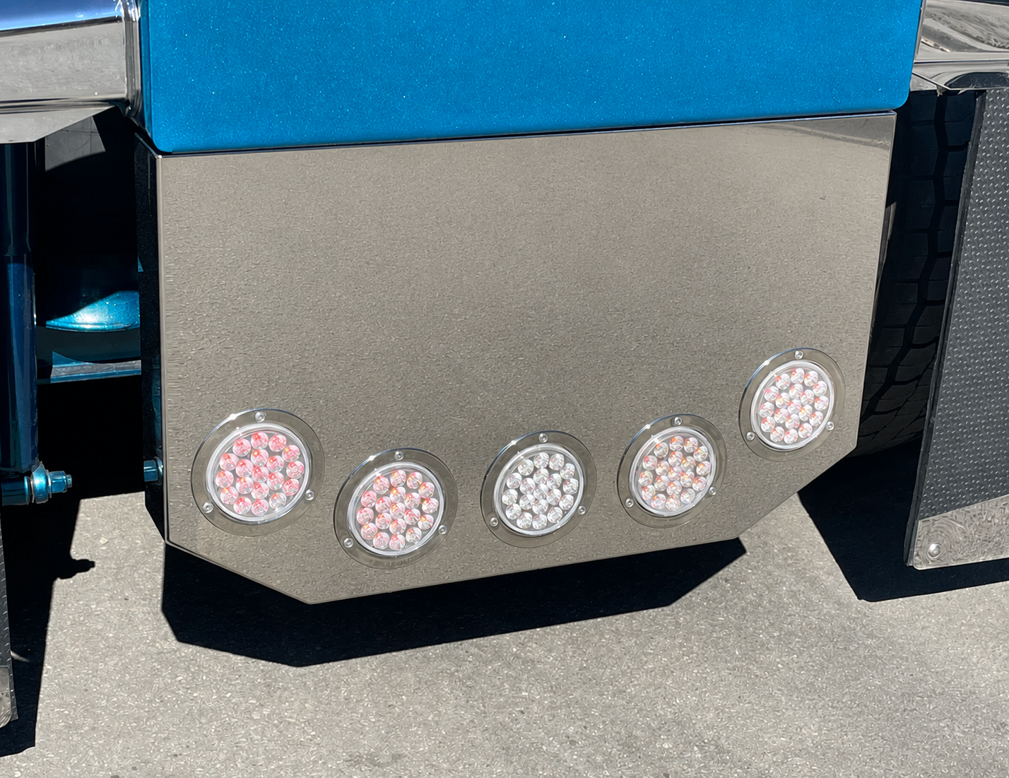 Panel de luces traseras con esquinas de 45° y 5 orificios para luces