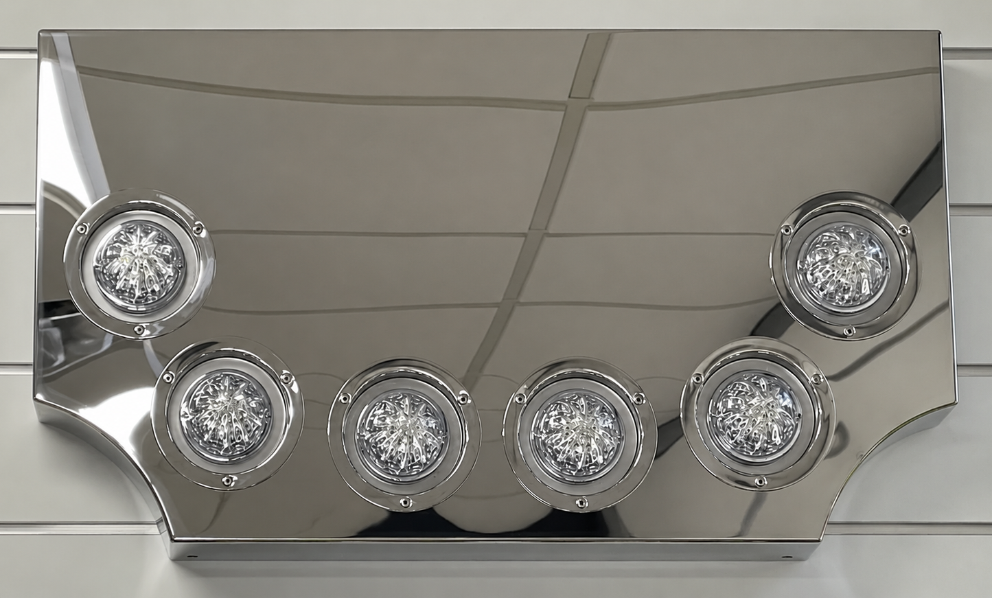 Panel de luz trasera con esquinas arqueadas y 6 orificios para luces