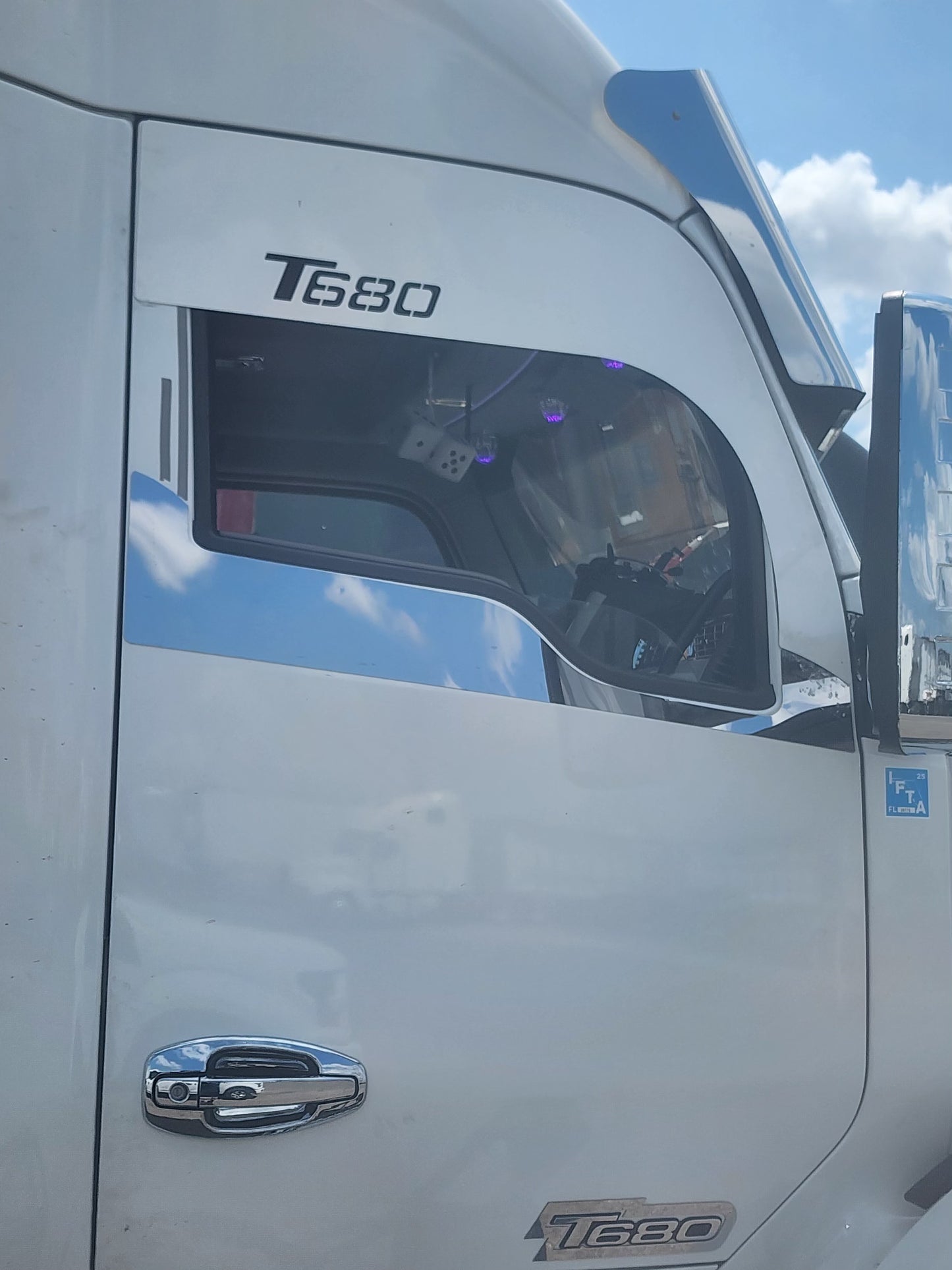 Recorte de puerta Kenworth T680