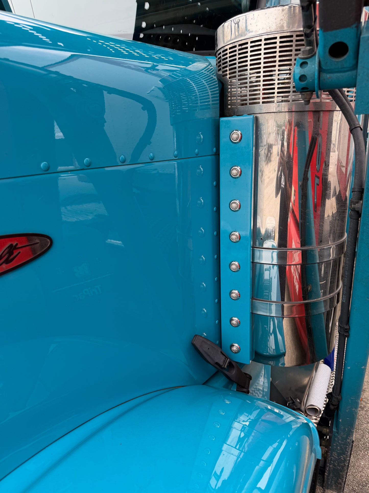 Peterbilt 589 Air Cleaner Light Bar w/ 8 3/4" LEDs- FRONT