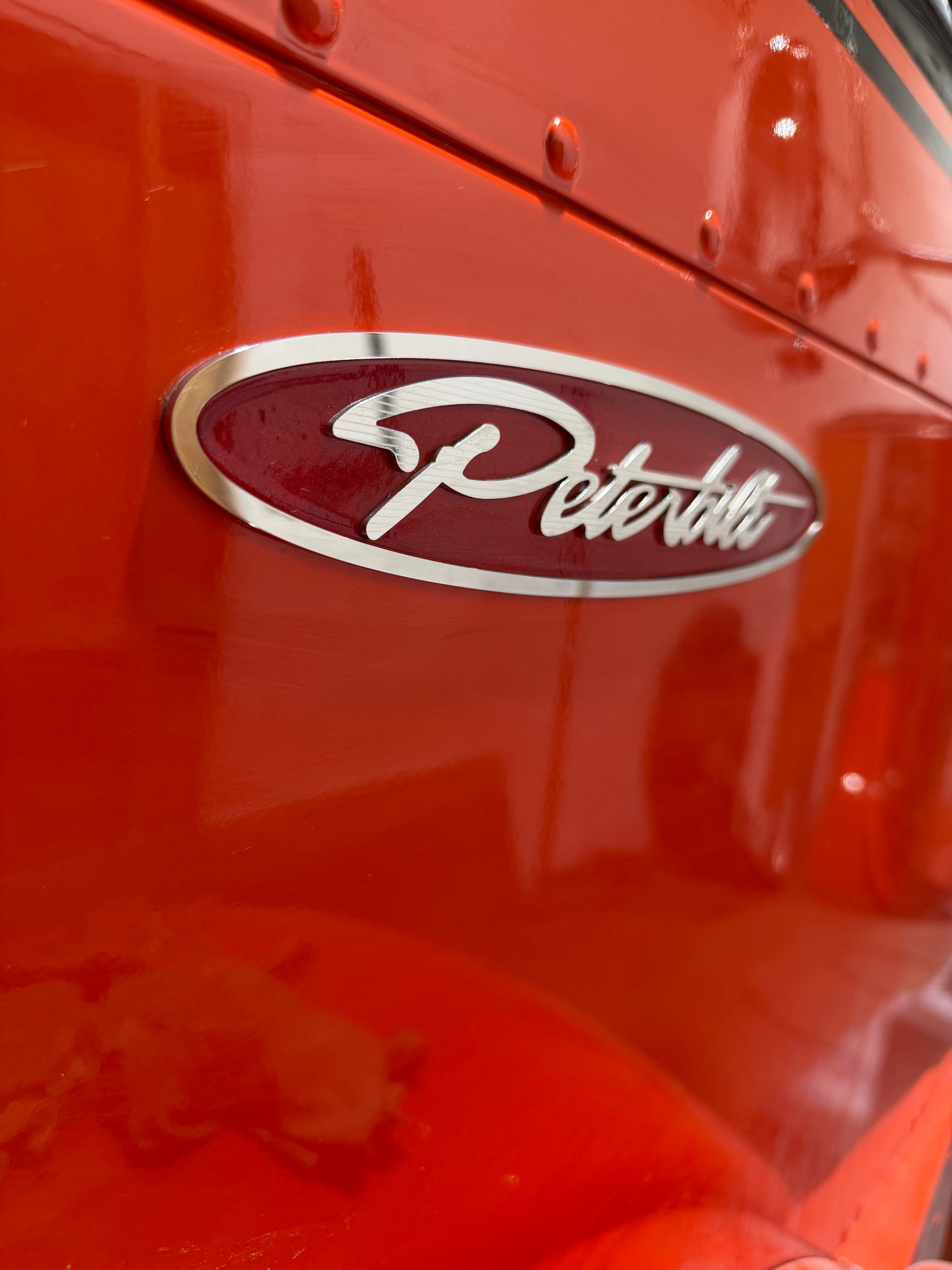 Emblema Peterbilt Rojo Caramelo