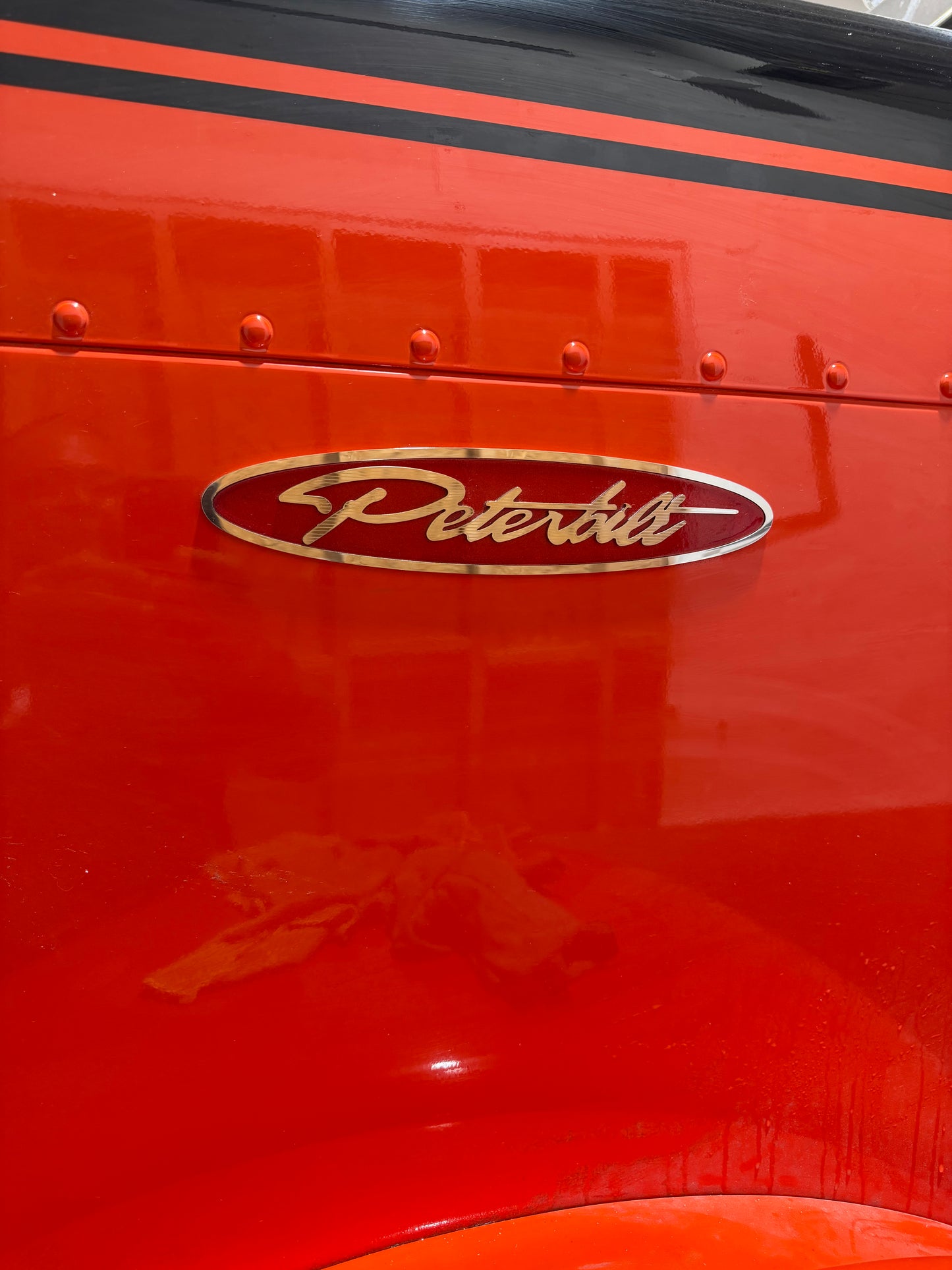 Emblema Peterbilt Rojo Caramelo