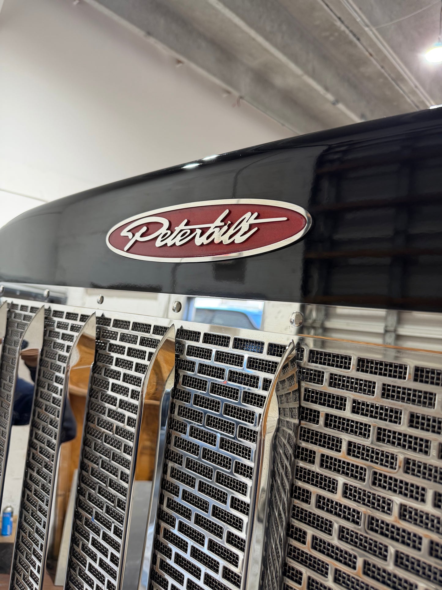Emblema Peterbilt Rojo Caramelo