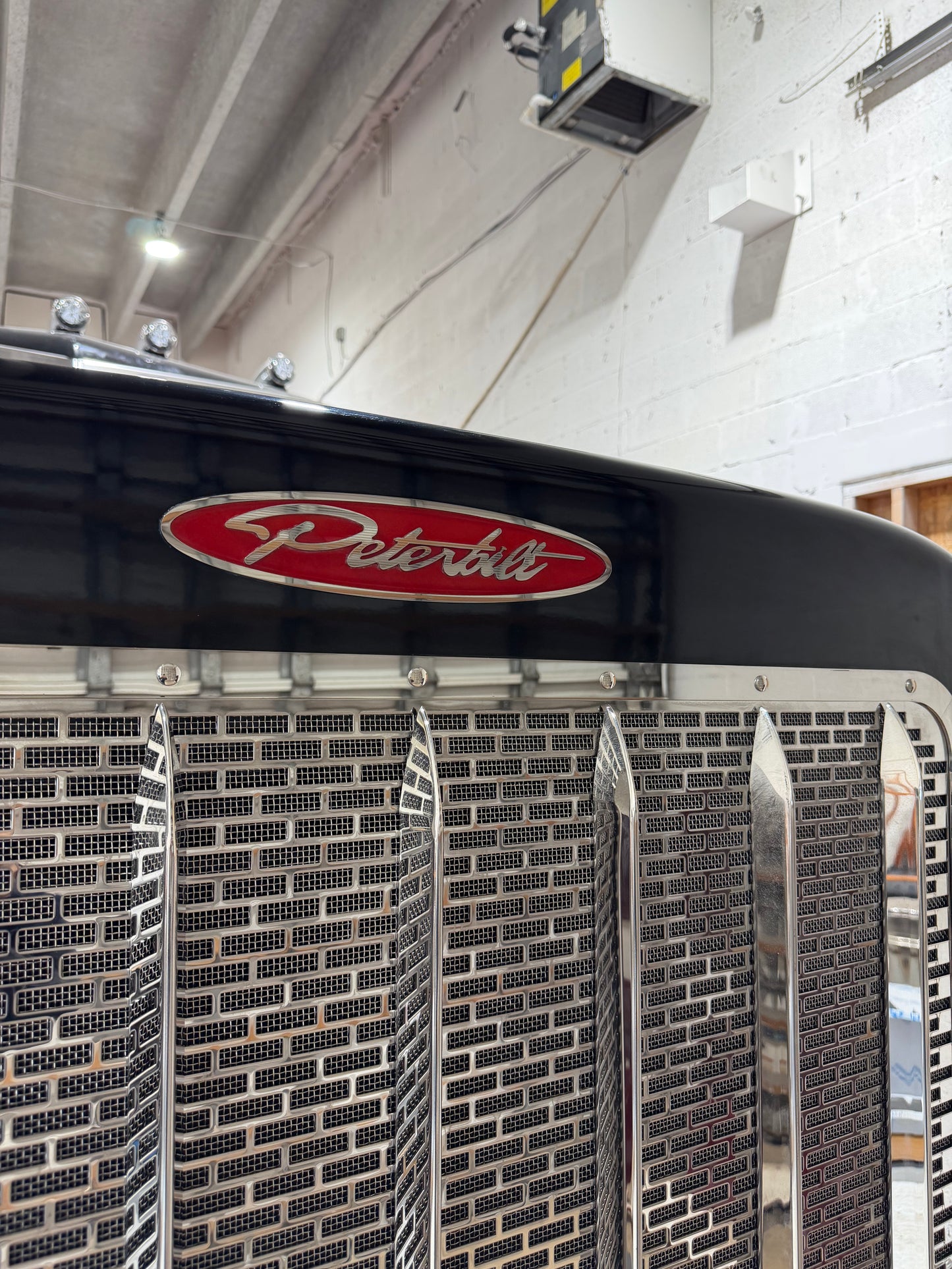 Emblema Peterbilt Rojo Caramelo