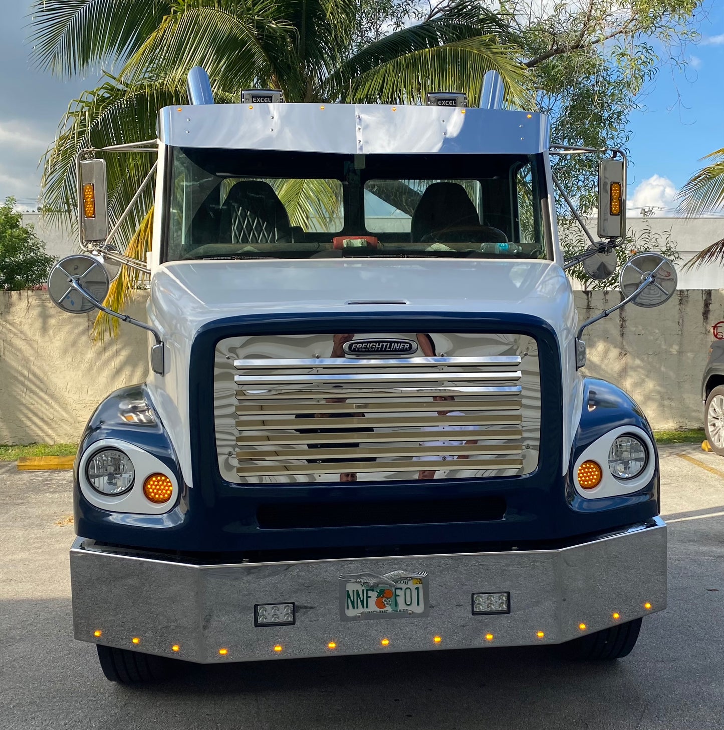 Freightliner FLD112 Paragolpes de 16" con 13 LED y 2 faros antiniebla