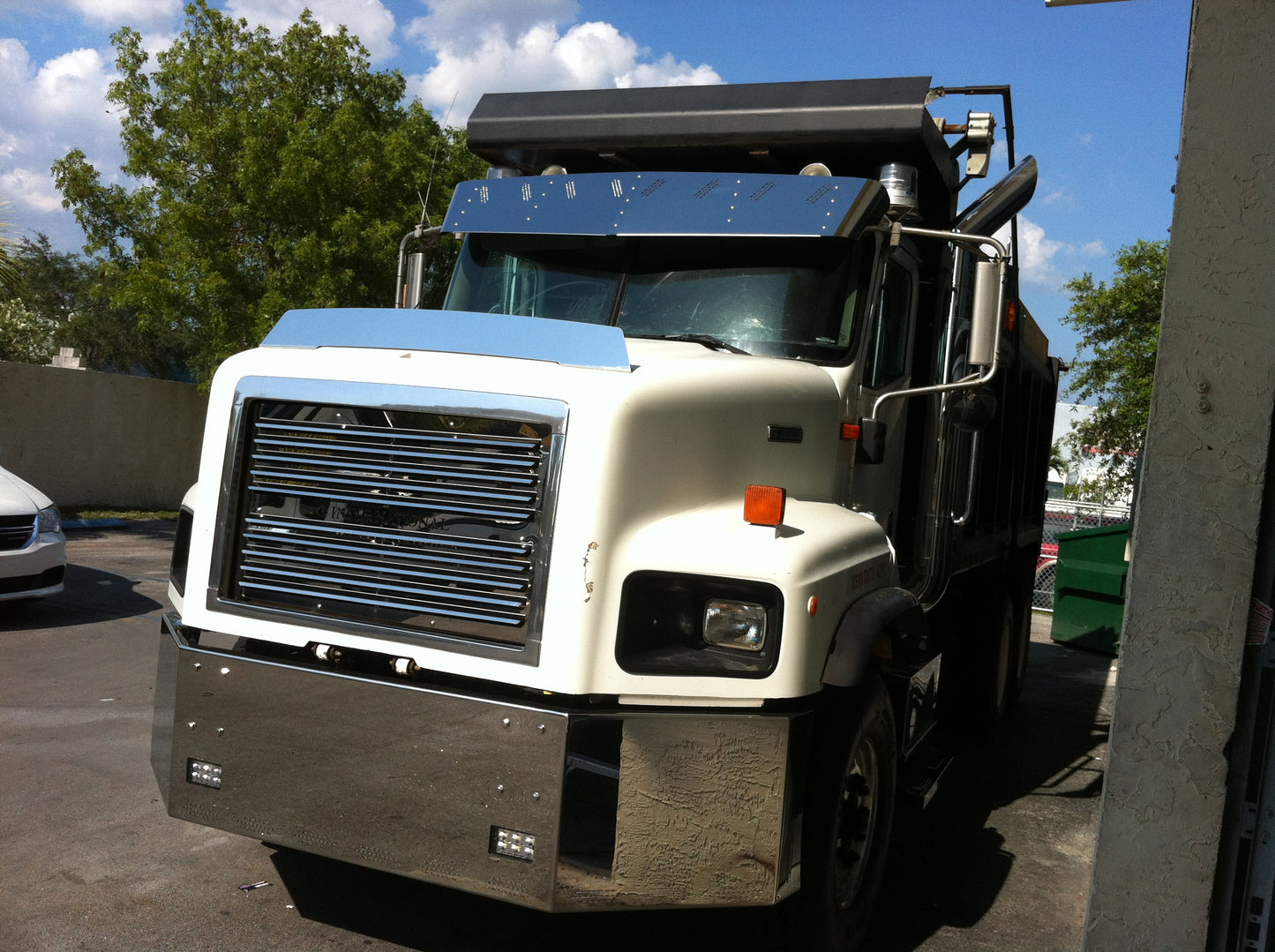 Visera International Navistar 5000 con LED ocultos en 3 líneas