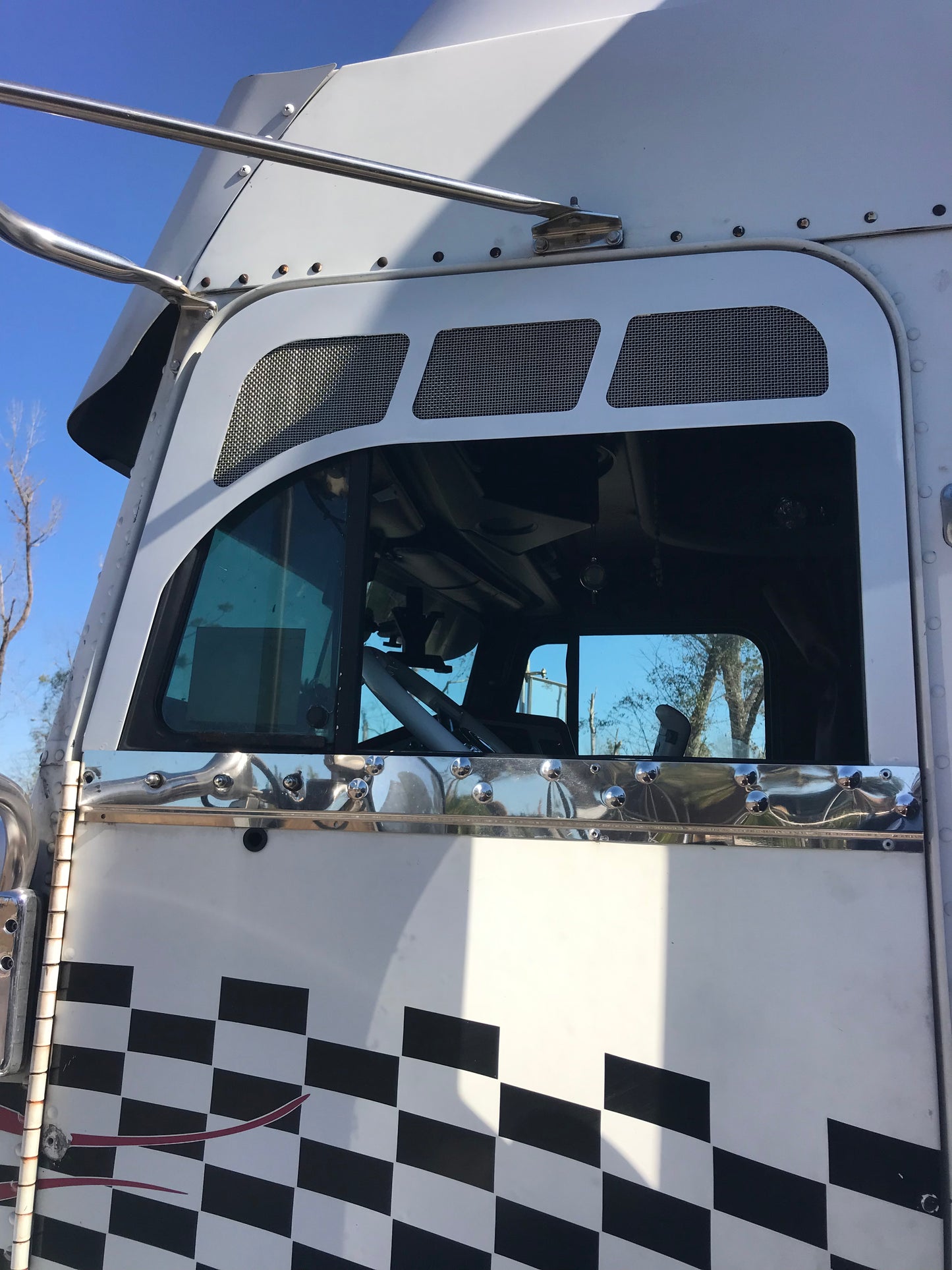 Freightliner Chop Top con curva delantera y recortes de malla