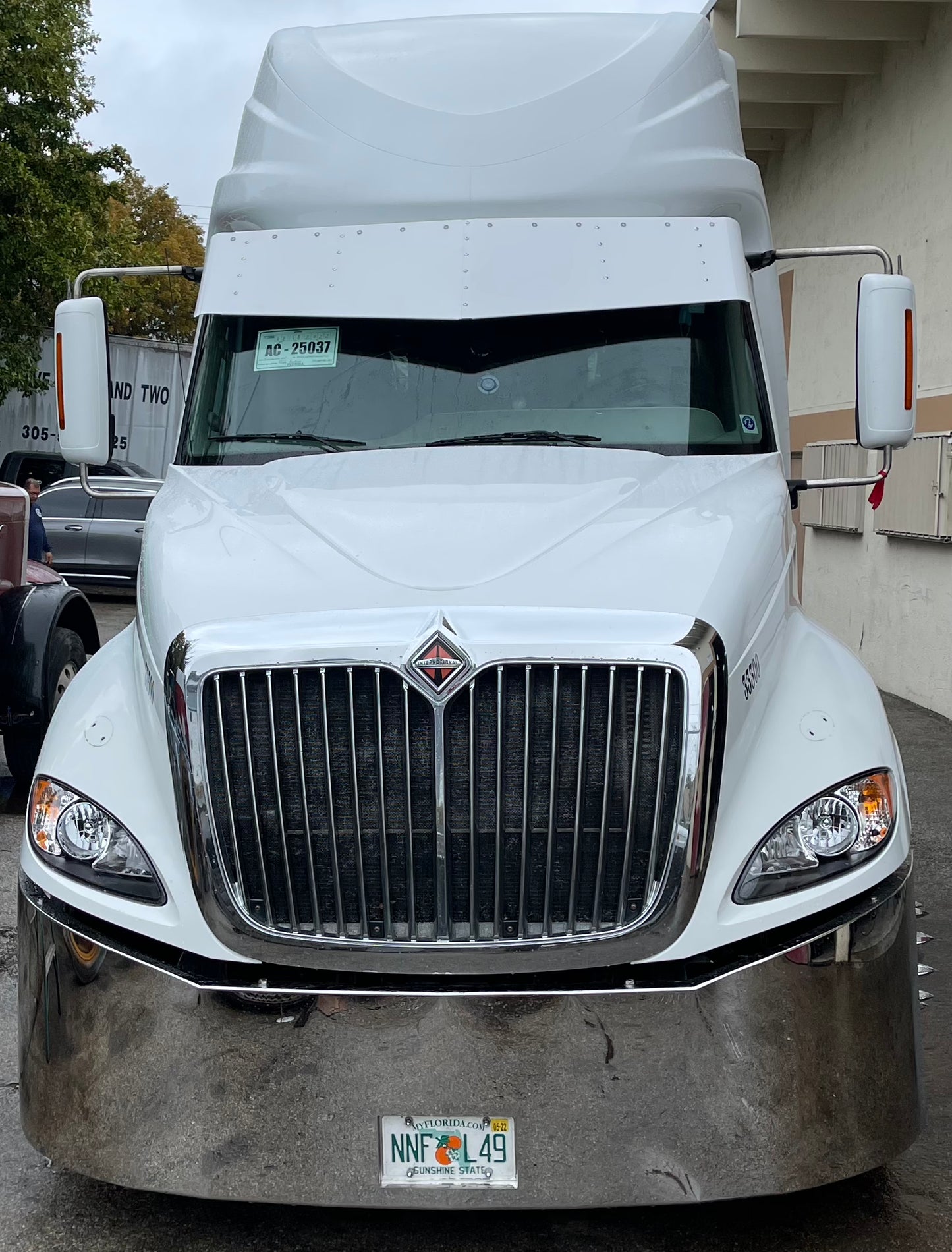 Visera en V International ProStar con 12 LED de 3/4 pulg.