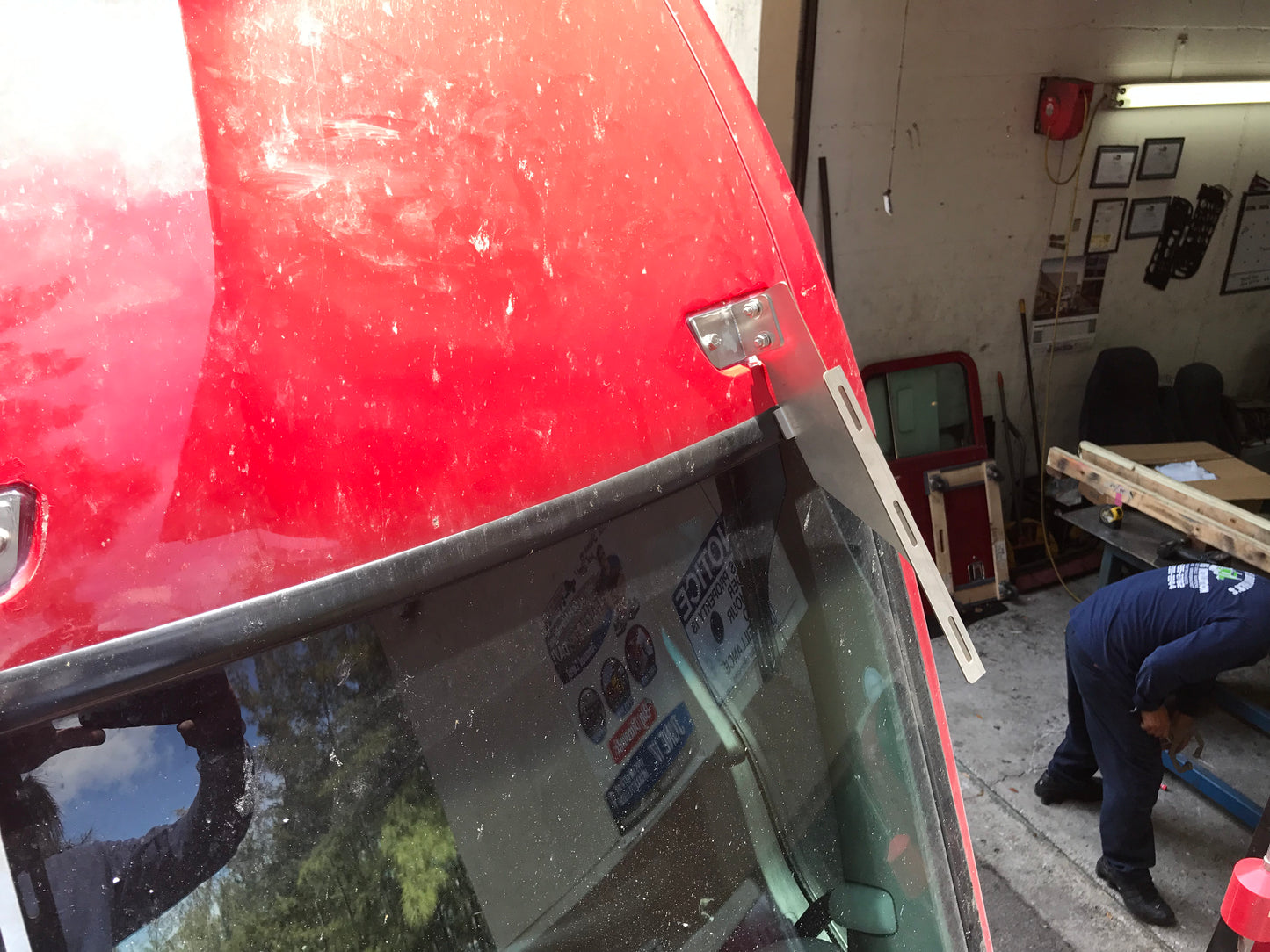 Visera recta Kenworth T680 de 21" a 20" con 5 luces LED estilo "watermelon"