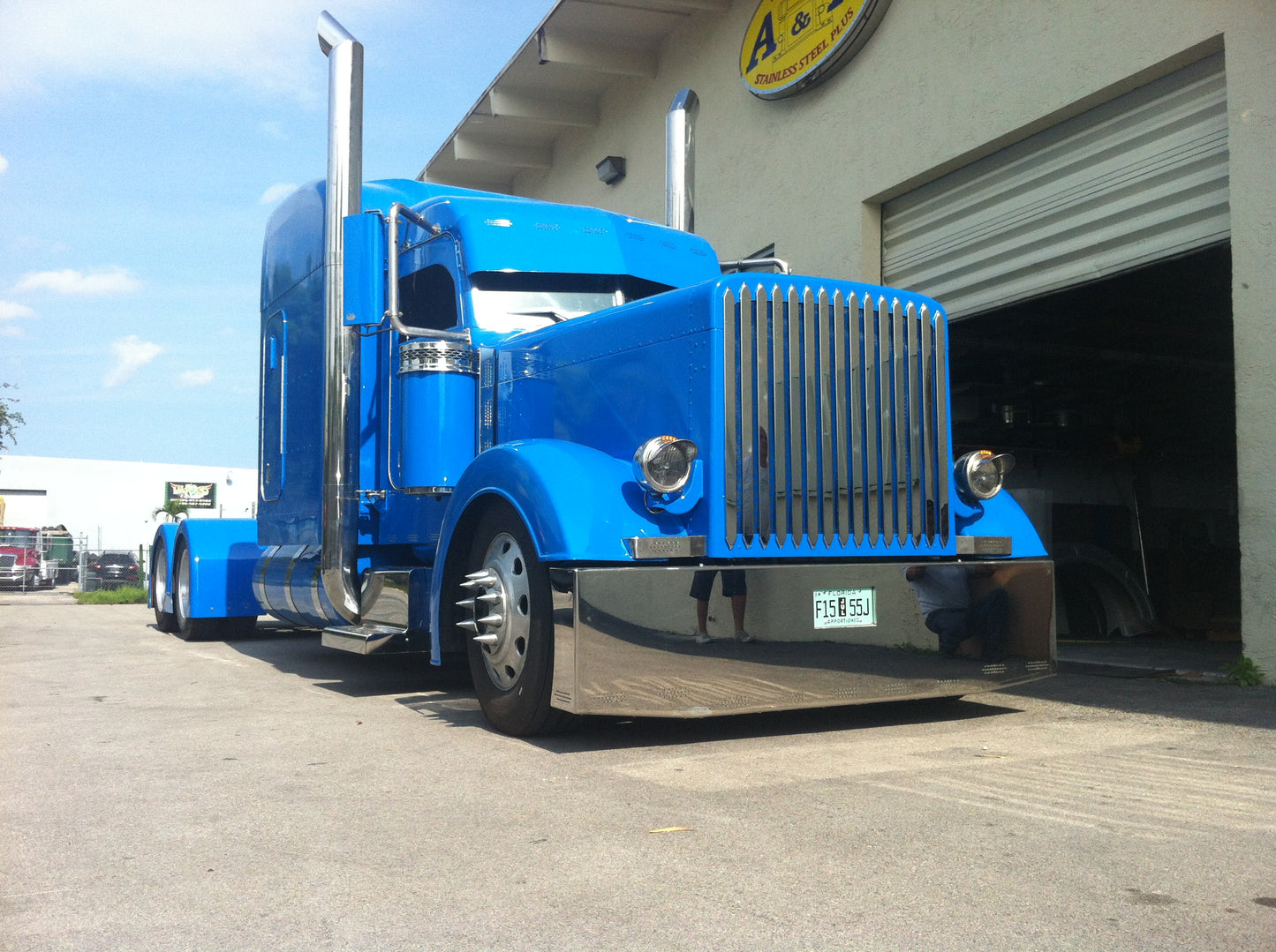 Paragolpes cónico de 22" x 20" para Peterbilt 379 y 389 con 11 LED ocultos