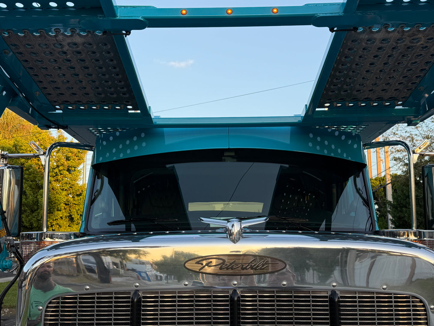 Visera curva de acero inoxidable Peterbilt 589 (se adapta a portavehículos)