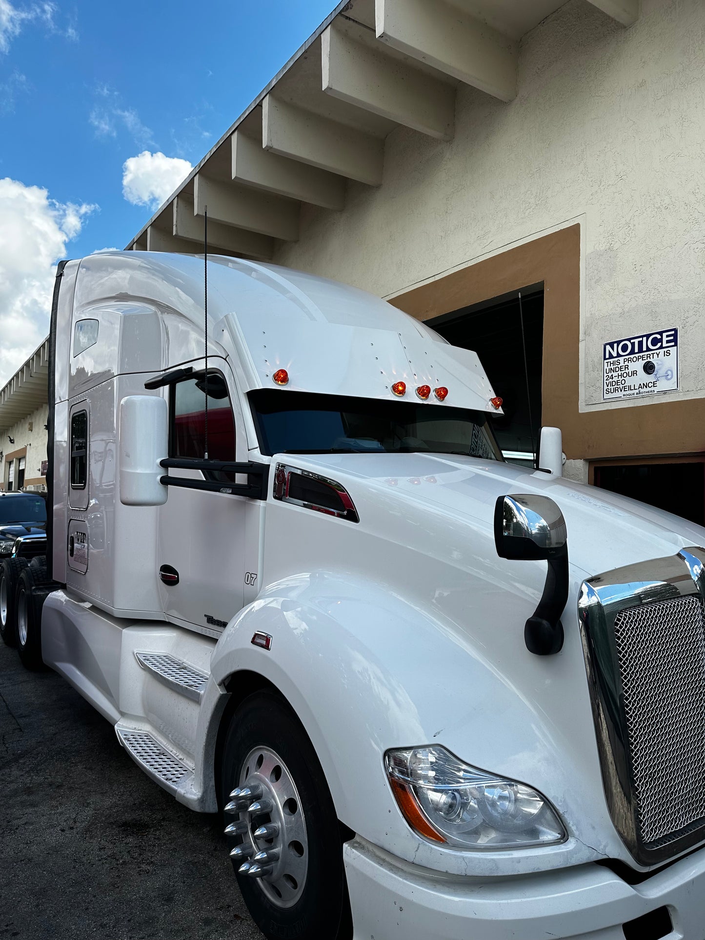Visera recta Kenworth T680 de 21" a 20" con 5 luces LED estilo "watermelon"