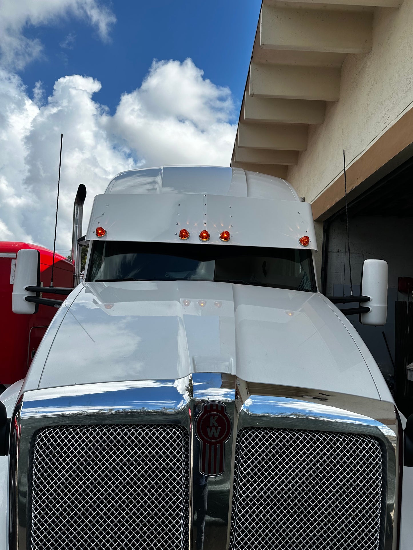 Visera recta Kenworth T680 de 21" a 20" con 5 luces LED estilo "watermelon"
